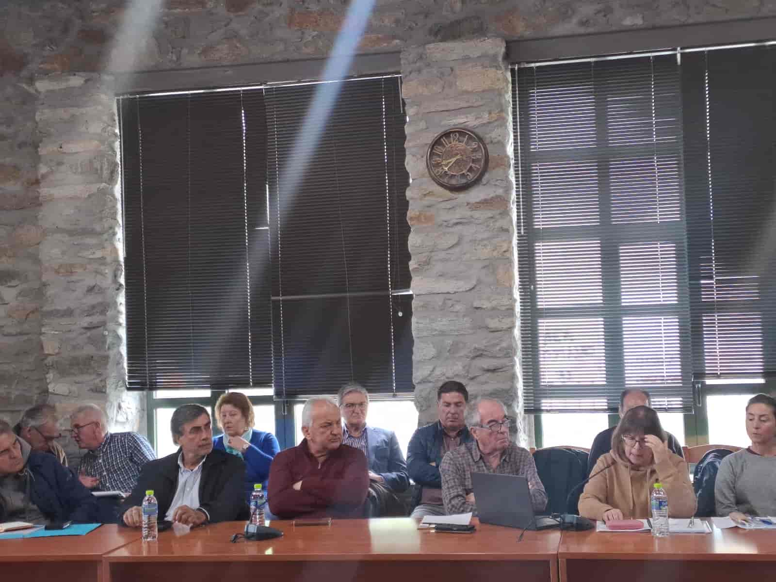 Την Πέμπτη 27 Μαρτίου πραγματοποιήθηκε η *πρώτη δημόσια διαβούλευση* για το *Τοπικό Πολεοδομικό Σχέδιο (ΤΠΣ) του Δήμου Τεμπών*, σηματοδοτώντας ένα καθοριστικό βήμα για τη χωρική οργάνωση και τη μελλοντική ανάπτυξη του Δήμου. Στη συνάντηση παρευρέθηκαν ο Δήμαρχος Τεμπών κ. *Γεώργιος Μανώλης*, Δημοτικοί Σύμβουλοι, πολίτες, επαγγελματίες και εκπρόσωποι τοπικών φορέων. Η παρουσίαση ξεκίνησε από την ομάδα των *αναδόχων μελετητών – πολεοδόμων – χωροτακτών*, οι οποίοι ανέπτυξαν τα εναλλακτικά σενάρια *χωρικής ανάπτυξης* στο πλαίσιο του *1ου Σταδίου της Α' Φάσης* της μελέτης του Τοπικού Πολεοδομικού Σχεδίου. Οι μελετητές ανέλυσαν τις προτεινόμενες λύσεις, οι οποίες βασίζονται στις ανάγκες της περιοχής και στις σύγχρονες πολεοδομικές κατευθύνσεις. Στη συνέχεια, η *Τεχνική Υπηρεσία του Δήμου Τεμπών* παρουσίασε τις παρατηρήσεις και τις ενδεχόμενες λύσεις, ενισχύοντας τον διάλογο και αναδεικνύοντας τις προκλήσεις που πρέπει να αντιμετωπιστούν. Κατά τη διάρκεια της διαβούλευσης, *οι επικεφαλής των δημοτικών παρατάξεων, δημοτικοί σύμβουλοι, πρόεδροι δημοτικών κοινοτήτων και μέλη φορέων έθεσαν ερωτήματα, διατύπωσαν προτάσεις και επισήμαναν βασικά ζητήματα που αφορούν την πολεοδομική ανάπτυξη του Δήμου.* *Σύμφωνα με τους μελετητές, το επόμενο στάδιο της διαδικασίας περιλαμβάνει την εκτενή καταγραφή της υφιστάμενης πολεοδομικής κατάστασης, η οποία θα ολοκληρωθεί έως τον Σεπτέμβριο.* Μετά την ολοκλήρωση της συγκεκριμένης φάσης, οι *δημότες του Δήμου Τεμπών* θα έχουν τη δυνατότητα να συμμετάσχουν ενεργά στη διαμόρφωση του σχεδίου, καταγράφοντας τις απόψεις και τις προτάσεις τους μέσω ηλεκτρονικής πλατφόρμας. Η περίοδος υποβολής απόψεων θα διαρκέσει *μόλις πέντε (5) ημέρες*, γεγονός που καθιστά απαραίτητη την έγκαιρη ενημέρωση και συμμετοχή των πολιτών. Ο Δήμος θα προχωρά σε διαδοχικές ανακοινώσεις ώστε οι πολίτες να είναι ενήμεροι για τις εξελίξεις σε κάθε στάδιο. Ο Δήμαρχος Τεμπών, κ. *Γεώργιος Μανώλης*, τόνισε τη σημασία του Τοπικού Πολεοδομικού Σχεδίου, αναφέροντας χαρακτηριστικά: *«Το Τοπικό Πολεοδομικό Σχέδιο αποτελεί ένα στρατηγικό εργαλείο που θα διαμορφώσει το μέλλον του Δήμου μας, εξασφαλίζοντας τη βιώσιμη ανάπτυξή του. Μέσω αυτού θα επιτευχθεί η ορθολογική οργάνωση του χώρου, η προστασία του περιβάλλοντος και η ενίσχυση της τοπικής οικονομίας. Βασικοί στόχοι του σχεδίου είναι η οριοθέτηση των οικισμών, ο καθορισμός χρήσεων γης για ισορροπημένη ανάπτυξη, η προστασία και ανάδειξη των φυσικών και πολιτιστικών πόρων, καθώς και η βελτίωση των υποδομών. Παράλληλα, θα δημιουργηθούν οι κατάλληλες προϋποθέσεις για ανάπτυξη επενδύσεων με ξεκάθαρους κανόνες. Ως Δημοτική Αρχή στηρίζουμε τη διαδικασία με διαφάνεια και συμμετοχικότητα, ώστε το τελικό σχέδιο να ανταποκρίνεται στις πραγματικές ανάγκες της τοπικής κοινωνίας για την επόμενη δεκαπενταετία».* Η Δημοτική Αρχή καλεί τους δημότες να παρακολουθούν την εξέλιξη της διαδικασίας και να συμμετέχουν ενεργά, καταθέτοντας τις απόψεις τους, καθώς το νέο Τοπικό Πολεοδομικό Σχέδιο θα αποτελέσει τη βάση για το μέλλον του Δήμου μας.