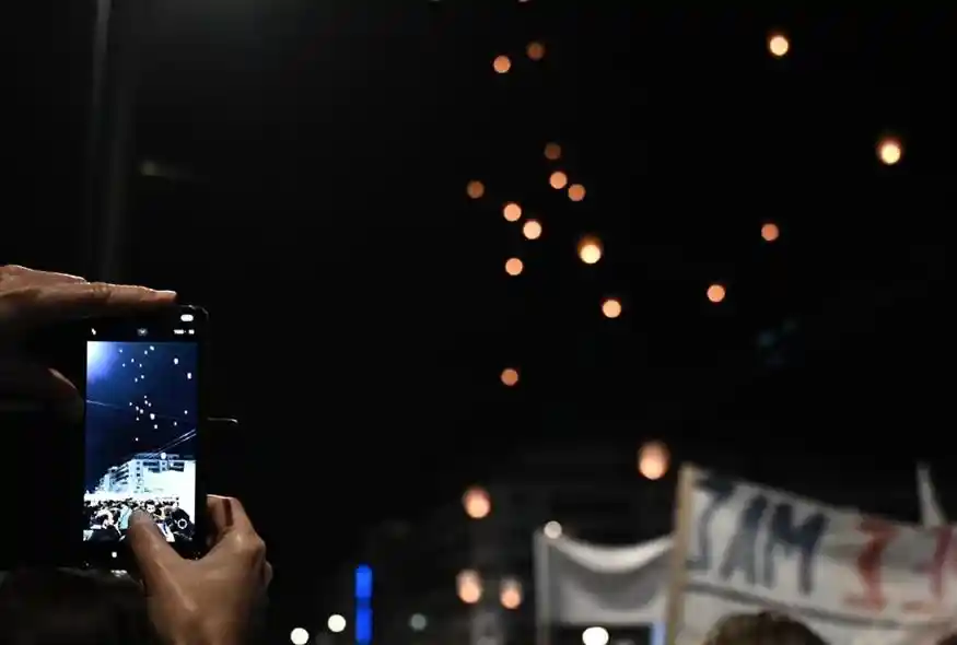 59626d6d-f2df-44ff-a08f-69536c6c03df Φαναράκια μνήμης για τα 57 θύματα των Τεμπών