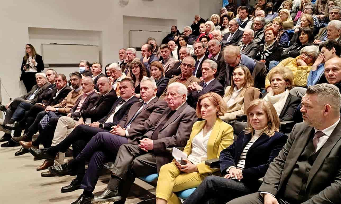Η Θεσσαλία φυτώριο μεγάλων δασκάλων του γένους «Η θεσσαλική γη αποτέλεσε φυτώριο σπουδαίων λογίων, μεγάλων διδασκάλων του γένους, όπως ο Κωνσταντίνος Κούμας, για τον οποίο η αποψινή τιμητική εκδήλωση, που προετοίμασαν πνευματικά τον ελληνισμό, ώστε να αποτινάξει τον ζυγό της μακραίωνης δουλείας». Τα παραπάνω τόνισε ο βουλευτής Λαρίσης της Νέας Δημοκρατίας κ. Μάξιμος Χαρακόπουλος μετά το πέρας της εκδήλωσης αφιέρωμα στην προσωπικότητα και το έργο του Μεγάλου Δασκάλου του Έθνους Κωνσταντίνου Κούμα, στην ομώνυμη Δημόσια Βιβλιοθήκη Λάρισας με ομιλητές τον τ. Πρόεδρο της Δημοκρατία κ. Προκόπη Παυλόπουλο, τον καθηγητή Ιστορίας του Ιονίου Πανεπιστημίου κ. Αθανάσιο Ευσταθίου και τον ιατρό-ιστοριοδίφη κ. Νίκο Παπαθεοδώρου. Ο Θεσσαλός πολιτικός υπογράμμισε ότι «τα άξια τέκνα της Θεσσαλίας, από τον εθνεγέρτη μάρτυρα της ελευθερίας Ρήγα Φεραίο ως τον Άνθιμο Γαζή, τον Κωνσταντίνο Οικονόμο τον εξ Οικονόμων και, βεβαίως, τον Κωνσταντίνο Κούμα, συνέβαλαν στην εθνική αφύπνιση των υπόδουλων ραγιάδων. Σε αυτήν την πλειάδα των Ελλήνων λογίων, εκπροσώπων του νεοελληνικού διαφωτισμού, χρωστούμε αιώνια ευγνωμοσύνη. Το έργο τους, όπως και των αγωνιστών αλλά και του κλήρου, είναι το θεμέλιο επί του οποίου εμείς ιστάμεθα ως ελεύθερο έθνος ανάμεσα στα ελεύθερα έθνη της Ευρώπης. Γιατί ο Κούμας, και οι Έλληνες λόγιοι της εποχής του, όπως ο μέγας Αδαμάντιος Κοραής, γνώρισαν προσωπικά μεγάλα διαμετρήματα της ευρωπαϊκής φιλοσοφίας, έζησαν εκ του σύνεγγυς τον δημιουργικό πυρετό της εποχής τους και ήταν μέτοχοι του ευρωπαϊκού διαφωτισμού, που στον πυρήνα του είχε το αρχαιοελληνικό πνεύμα. Και δεν μετέφεραν απλά τους καρπούς της νέας σκέψης στον ελληνικό κόσμο, αλλά τους γονιμοποίησαν με τις ελληνικές παραδόσεις, δίδοντας και πάλι το πραγματικό ιστορικό βάθος του ελληνισμού. Αξίζουν, λοιπόν, συγχαρητήρια στους διοργανωτές αυτής της υψηλού επιπέδου εκδήλωσης, διότι στην μεν Ευρώπη, στο όνομα της λεγόμενης πολιτικής ορθότητας και μιας ασαφούς και επικίνδυνης πολυπολιτισμικότητας, επιχειρείται να περιθωριοποιηθούν και οι αρχαιοελληνικές τις ρίζες και οι χριστιανικές αξίες. Στο δε εσωτερικό, συχνά ερχόμαστε αντιμέτωποι με απόψεις εθνομηδενιστικές, που επιθυμούν να κοντύνουν την ιστορία μας και να απομειώσουν το ιστορικό αποτύπωμα του ελληνισμού. Σε όλα αυτά η καλύτερη απάντηση είναι η γνώση της ιστορίας μας και η μεταλαμπάδευσή της στις νεώτερες γενιές, που θα πρέπει να πάρουν την σκυτάλη της προάσπισης της ελευθερίας σε καιρούς ταραγμένους που χαρακτηρίζονται από διεθνή αστάθεια. Συγχαρητήρια, λοιπόν, στην πρόεδρο κ. Ελένη Ξινοπούλου και όλη τη διοίκηση της Βιβλιοθήκης για την ποιοτική εκδήλωση, αλλά και στον δήμαρχο κ. Θανάση Μαμάκο και τον αντιπρόεδρο της ΔΕΥΑΛ κ. Κώστα Αργυρόπουλο, που έμπρακτα στηρίζουν τέτοιες πρωτοβουλίες, οι οποίες περιποιούνται τιμή στην πόλη. Ευελπιστούμε να υπάρχει και συνέχεια ανάλογου υψηλού επιπέδου στο μέλλον». 
