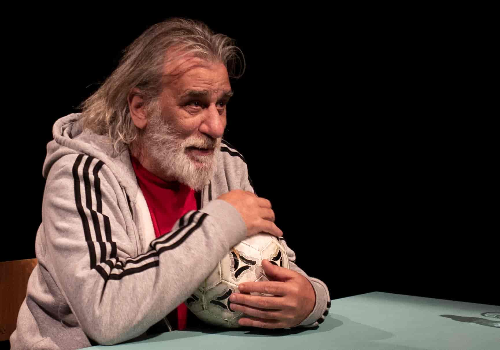 Η παράσταση "Τσιτάχ. Η ερημιά του τερματοφύλακα" στο Θέατρο «Κώστας Τσιάνος»