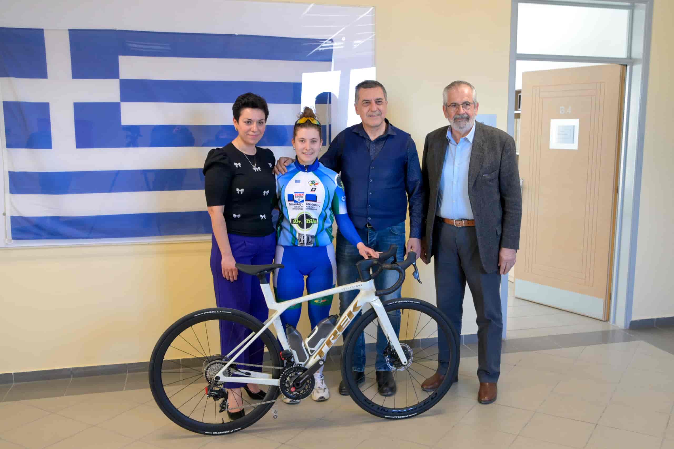 Ο Περιφερειάρχης Θεσσαλίας Δημήτρης Κουρέτας στηρίζει την πρωταθλήτρια ποδηλασίας Ελένη Κασκάνη