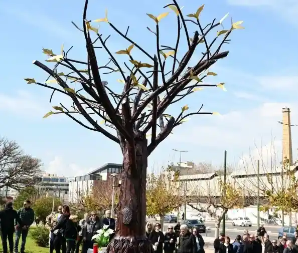 c133184e-Dendro-Mnimis-(e)-(3) Τέμπη: «Το Δέντρο των ψυχών» - Αποκαλυπτήρια του μνημείου για τους 57 νεκρούς