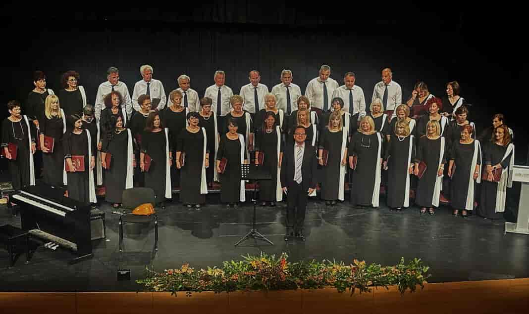 dimotiki xorodia farsalon Στην Τρίπολη η Δημοτική Χορωδία Φαρσάλων Για την Τρίπολη αναχωρεί η Δημοτική Χορωδία Φαρσάλων σήμερα Σάββατο 29 Μαρτίου 2025 όπου και θα συμμετάσχει, μετά από πρόσκληση, στο 6ο Πανελλήνιο Χορωδιακό Φεστιβάλ του ΠΑΝΟΣ, μια από τις μεγαλύτερες χορωδιακές συναντήσεις σε πανελλήνιο επίπεδο στην πρωτεύουσα της Αρκαδίας. Το φεστιβάλ διοργανώνει η Χορωδία Τρίπολης, η Περιφέρεια Πελοποννήσου, ο Δήμος Τρίπολης και το Επιμελητήριο Αρκαδίας και θα διαρκέσει από τις 28 Μαρτίου έως τις 7 Απριλίου. Συμμετέχουν εξήντα (60) αξιόλογα χορωδιακά σύνολα από την Ελλάδα και την Κύπρο ενώ θα υπάρχουν πολλές παράλληλες μουσικές εκδηλώσεις. Η διοργάνωση είναι αφιερωμένη στα 100 χρόνια από τη γέννηση του μεγάλου Έλληνα συνθέτη Μίκη Θεοδωράκη. Η Δημοτική Χορωδία Φαρσάλων θα παρουσιάσει σε τετράφωνη επεξεργασία a capella και συνοδεία πιάνου ένα απαιτητικό και συνάμα ευχάριστο πρόγραμμα με συνθέσεις Ελλήνων και ξένων συνθετών. Τη διδασκαλία και διεύθυνση της χορωδίας έχει ο μαέστρος Κωνσταντίνος Μάτης.