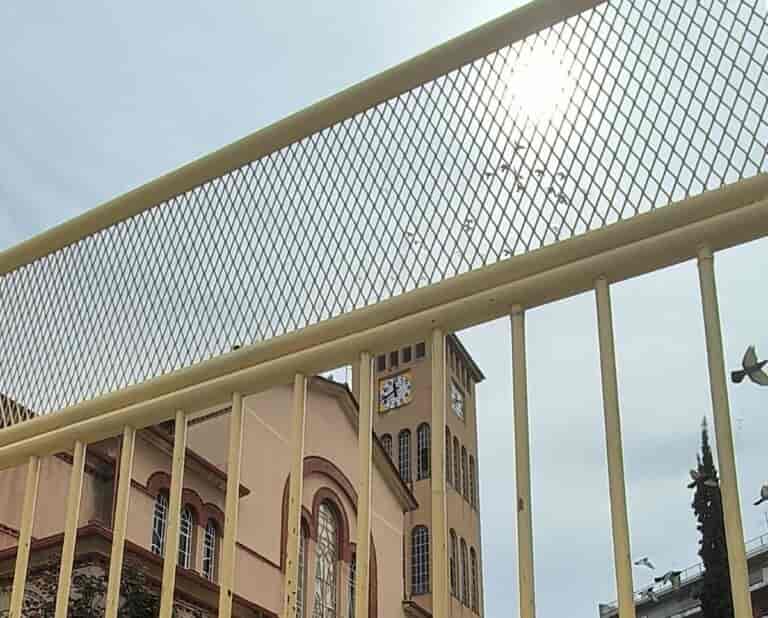 Ανησυχία γονέων του 36ου Δημοτικού Σχολείου Λάρισας για πρόχειρη παρέμβαση στην περίφραξη του σχολείου