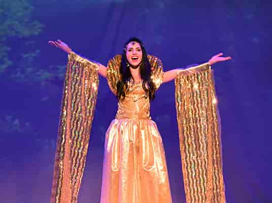 Η Έλλη Νταϊλιάνη ανεβάζει το παιδικό μιούζικαλ «Μες στο νερό»