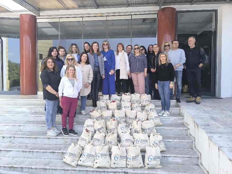 Περιφέρεια Θεσσαλίας: πασχαλινό καλάθι σε σεισμοπαθείς και αστέγους