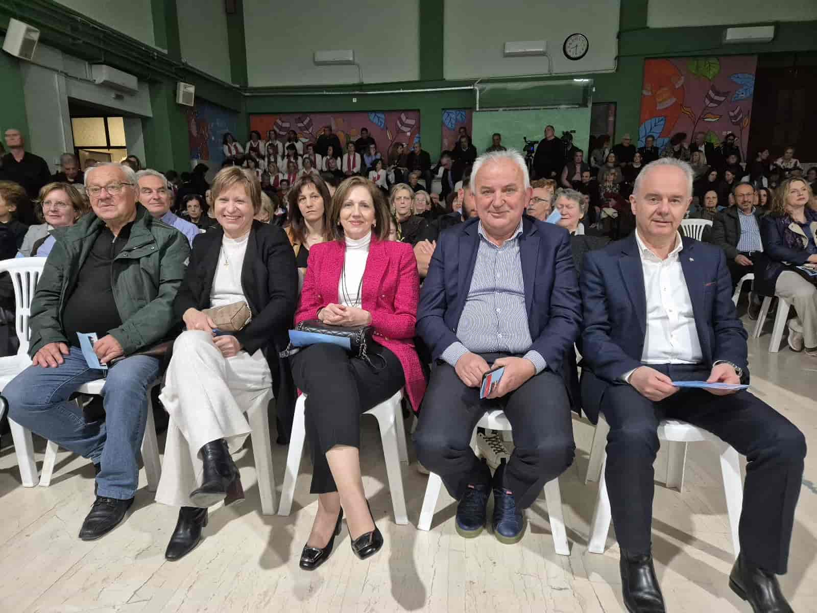 Μελωδίες και συγκίνηση στη 15η Συνάντηση Χορωδιών Συκουρίου – Παρουσία Δημάρχου Γ. Μανώλη και Αντιπεριφερειάρχη Σ. Σουλούκο Με ιδιαίτερη επιτυχία και τη συμμετοχή πλήθους κόσμου πραγματοποιήθηκε η 15η Συνάντηση Χορωδιών στο Συκούριο του Δήμου Τεμπών, σε μια μουσική βραδιά γεμάτη συγκίνηση, μελωδίες και πλούσια πολιτιστική έκφραση. Την εκδήλωση άνοιξε η Πρόεδρος του Μουσικού Συλλόγου Περιοχής Συκουρίου, κα Λαμπρινή Παπάζογλου - Μακρή, η οποία καλωσόρισε τους παρευρισκόμενους και αναφέρθηκε στη διαχρονική πορεία του θεσμού, τονίζοντας τη σημασία της μουσικής ως φορέα πολιτισμού και συλλογικής ταυτότητας. Ακολούθησαν χαιρετισμοί από τον Δήμαρχο Τεμπών, κ. Γεώργιο Μανώλη, ο οποίος συνεχάρη θερμά τους διοργανωτές και τις χορωδίες, υπογραμμίζοντας: «Η μουσική είναι γλώσσα ψυχής. Ενώνει ανθρώπους και τόπους. Συγχαρητήρια σε όλους όσοι, με μεράκι και αγάπη, κρατούν ζωντανή την παράδοση και τον πολιτισμό μας»*.* Στη συνέχεια, χαιρετισμό απηύθυνε και ο Αντιπεριφερειάρχης Π.Ε. Λάρισας, κ. Σωτήρης Σουλούκος, ο οποίος αναγνώρισε την αξία της πολιτιστικής δημιουργίας στις τοπικές κοινωνίες, επισημαίνοντας τη σταθερή στήριξη της Περιφέρειας σε δράσεις που ενισχύουν την πολιτιστική ταυτότητα και ενώνουν τις γενιές. Την παρουσίαση του προγράμματος είχε η κα Δέσποινα Πασαπόρτη, συμβάλλοντας καθοριστικά στη ροή και το κύρος της εκδήλωσης. Στη σκηνή ανέβηκαν και εντυπωσίασαν το κοινό οι εξής χορωδίες: - Η Μικτή Χορωδία του Δήμου Ελασσόνας - Η Μικτή Χορωδία του Δήμου Παλαμά - Η Χορωδία του Συλλόγου Γυναικών Τυρνάβου "FEMANIMA" - Η Μικτή Χορωδία του Μουσικού Συλλόγου Περιοχής Συκουρίου Όλες οι χορωδίες παρουσίασαν ένα πλούσιο και υψηλού επιπέδου μουσικό πρόγραμμα, αποσπώντας θερμό χειροκρότημα και αναδεικνύοντας τη δύναμη της συλλογικής καλλιτεχνικής δημιουργίας. Στην εκδήλωση παρευρέθηκαν, μεταξύ άλλων, ο Ιερέας π. Γεώργιος, ο Αντιδήμαρχος Πολιτισμού Δήμου Τεμπών, κ. Παναγιώτης Γκατζόγιας, ο Πρόεδρος της Δημοτικής Κοινότητας Συκουρίου, κ. Μιχάλης Γκούντης, ο πρώην Δήμαρχος Δήμου Νέσσωνος, κ. Νίκος Γερογιάννης, η πρώην Πρόεδρος της Κοινότητας Συκουρίου, κα Μαργαρίτα Παπαζαχαρία, καθώς και πλήθος πολιτών. Ο Δήμος Τεμπών ευχαριστεί θερμά όλους τους συμμετέχοντες, τους διοργανωτές, τους εθελοντές και το κοινό για τη στήριξη και ανανεώνει το ραντεβού για την επόμενη συνάντηση, με την υπόσχεση πως η μουσική θα συνεχίσει να μας ενώνει.