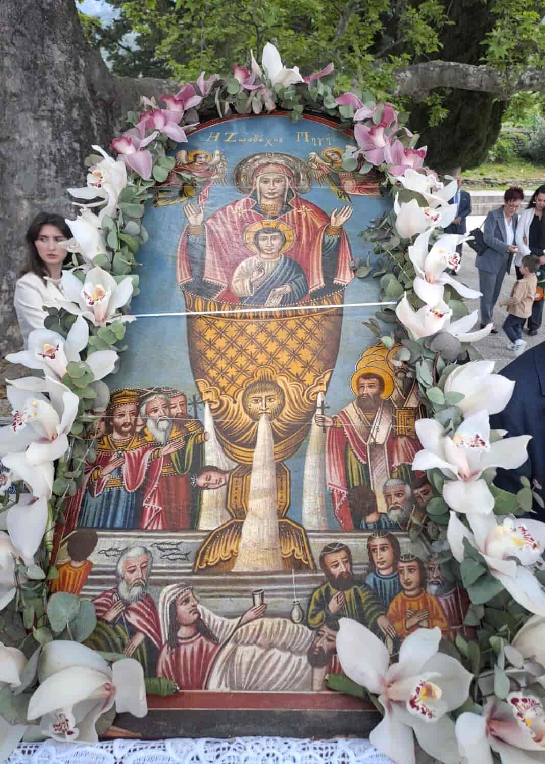 Εύχομαι χρόνια πολλά στις εορτάζουσες και στους εορτάζοντες. Είθε η Χάρη της Παναγίας μας να μας περιθάλπει υπό τη σκέπη της, να μας ευλογεί και να μας χαρίζει υγεία, ευημερία και δημιουργία.»