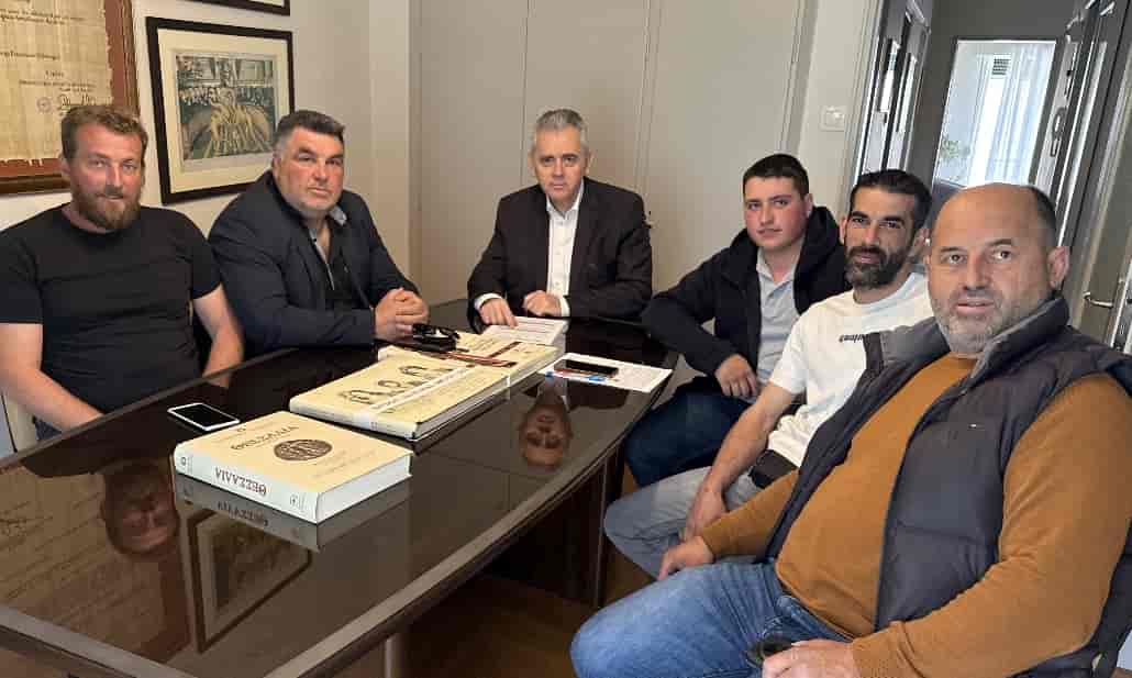 Ο Μάξιμος Χαρακόπουλος με πλημμυροπαθείς κτηνοτρόφους της Τερψιθέας Λάρισας