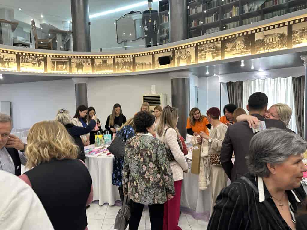 #Κανείς_Μόνος : Πλημμύρισε με Αγάπη το Πασχαλινό Παζάρι για το Γηροκομείο