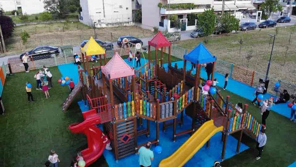 Άνοιξαν και επίσημα τις πύλες τους οι δύο νέες παιδικές χαρές στη Νέα Πολιτεία -