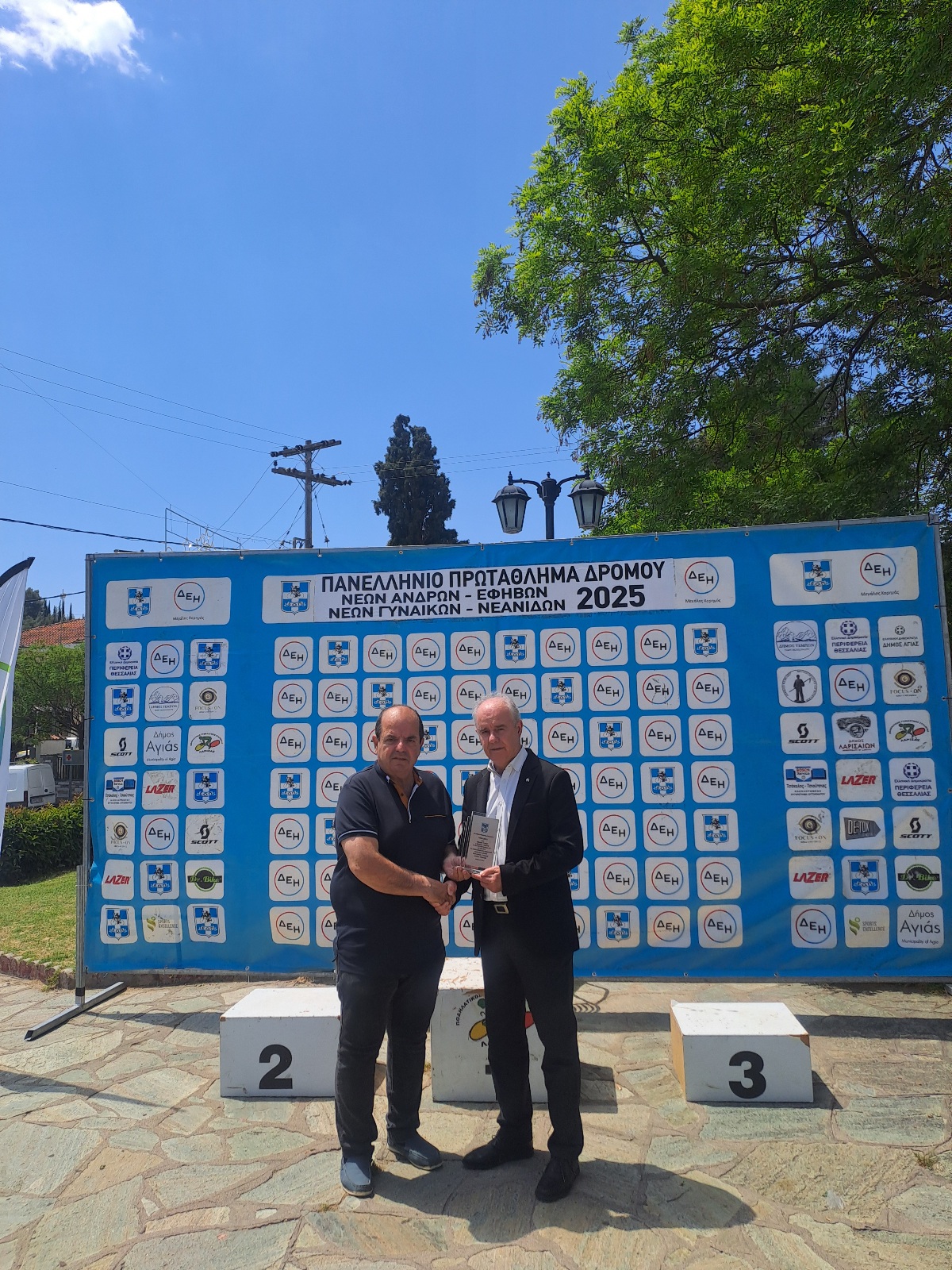 Με μεγάλη επιτυχία και ρεκόρ συμμετοχών ολοκληρώθηκε το Ποδηλατικό
Πρωτάθλημα Δρόμου Νέων Γυναικών και Νεανίδων (80,8 χλμ.), το Σάββατο 3
Μαΐου, στους Γόννους.