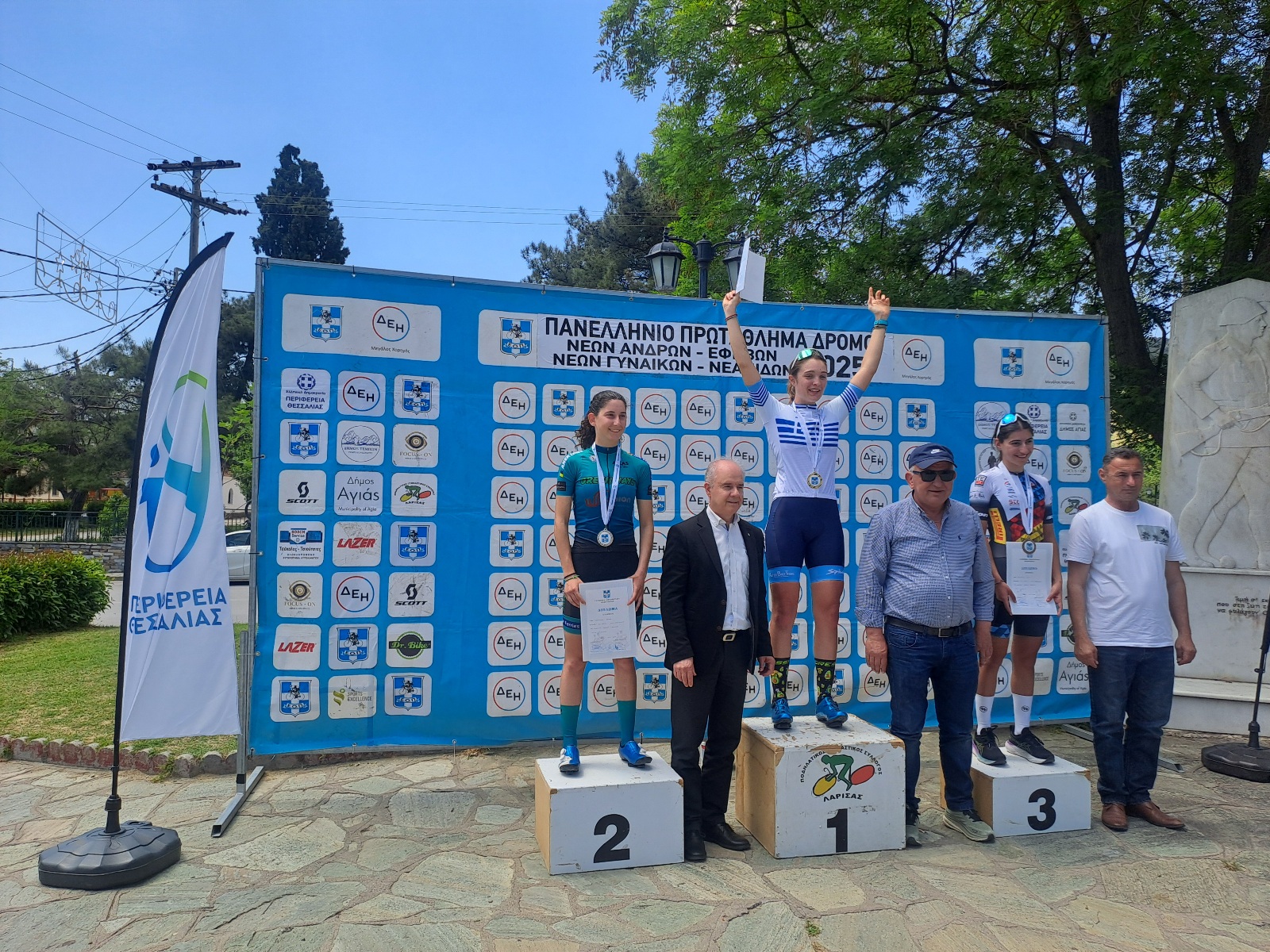 Με μεγάλη επιτυχία και ρεκόρ συμμετοχών ολοκληρώθηκε το Ποδηλατικό
Πρωτάθλημα Δρόμου Νέων Γυναικών και Νεανίδων (80,8 χλμ.), το Σάββατο 3
Μαΐου, στους Γόννους.