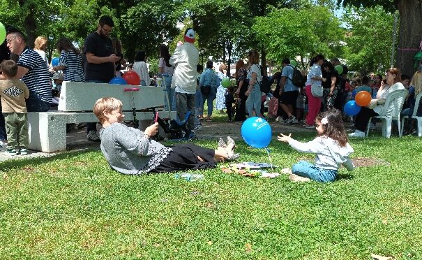 Γιορτή της Μητέρας: «Πλημμύρισε» το Πάρκο Αλκαζάρ από μικρούς και μεγάλους