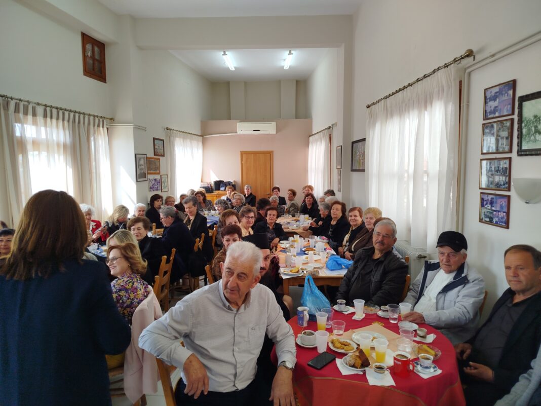 Εκδήλωση προς τιμήν της Μητέρας από τον Δήμο Τεμπών στο ΚΑΠΗ Ραψάνης* Μια ιδιαίτερα συγκινητική και όμορφη εκδήλωση, αφιερωμένη στο πιο σημαντικό πρόσωπο στη ζωή όλων μας – τη Μητέρα – πραγματοποιήθηκε την Κυριακή 11 Μαΐου, στο πλαίσιο της Παγκόσμιας Ημέρας της Μητέρας, από το ΚΑΠΗ Ραψάνης του Δήμου Τεμπών. Η εκδήλωση ξεκίνησε με Θεία Λειτουργία και Αρτοκλασία στον Ιερό Ναό Αγίου Αθανασίου Ραψάνης, στη μνήμη των μητέρων που δεν βρίσκονται πλέον κοντά μας. Στη συνέχεια, στον χώρο του ΚΑΠΗ, η Προϊσταμένη των ΚΑΠΗ του Δήμου Τεμπών, κα Πανωραία Τσικλητάρη, πραγματοποίησε ομιλία με επίκεντρο τη διαχρονική αξία και προσφορά της μητέρας στην οικογένεια και στην κοινωνία. Ακολούθησε λογοτεχνικό αφιέρωμα με αποσπάσματα συγγραφέων και ποιητών για τη μητέρα, καθώς και απαγγελίες ποιημάτων από μέλη του ΚΑΠΗ. Η εκδήλωση πλαισιώθηκε με ιδιαίτερη φροντίδα από τους ίδιους τους συμμετέχοντες, που προσέφεραν χειροποίητες αναμνηστικές κάρτες και παραδοσιακά εδέσματα. Το 