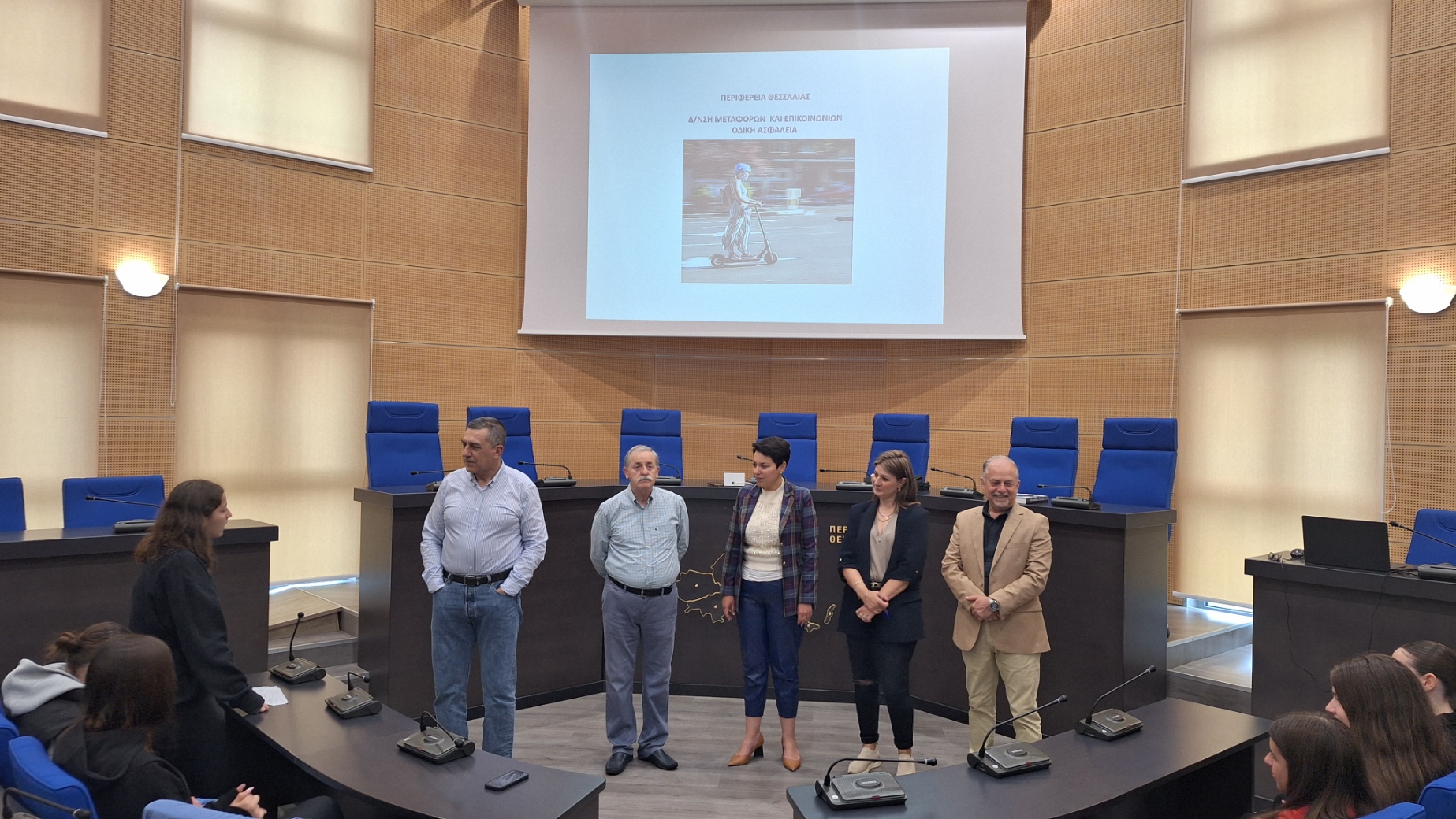 Ο Περιφερειάρχης Δημ. Κουρέτας ξεναγεί μαθητές του 13ου Γυμνασίου Λάρισας στην Περιφέρεια Θεσσαλίας με επίκεντρο την Οδική Ασφάλεια