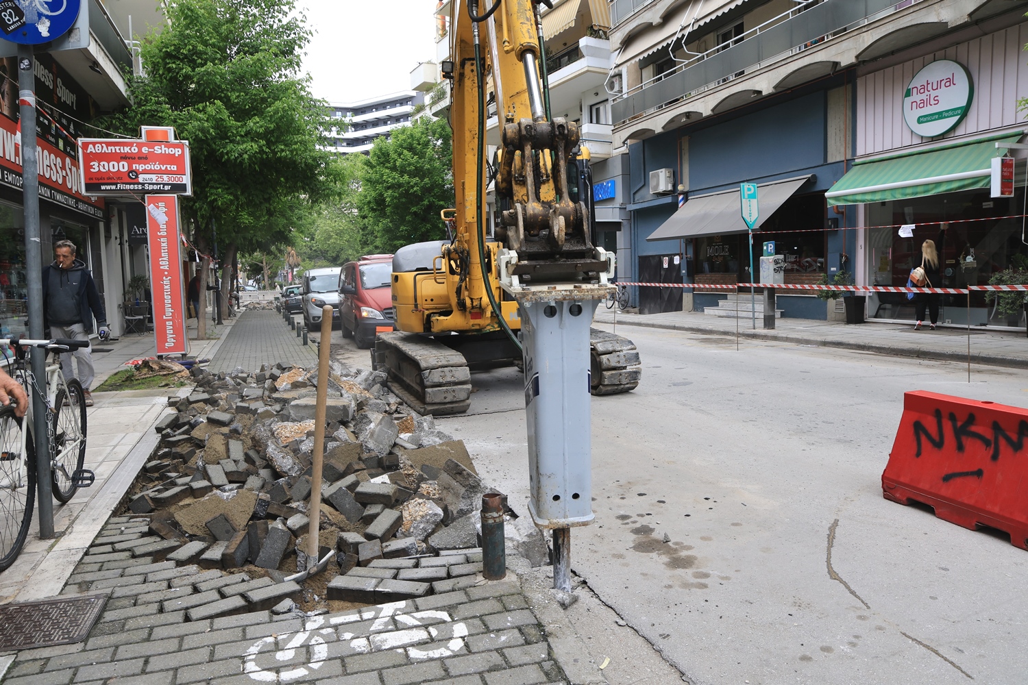 Στη διάθεση των πολιτών και συμβατικά ποδήλαταΣτο μεταξύ, στη διάθεση των πολιτών αναμένεται να θέσει η Δημοτική Αρχή και συμβατικά ποδήλατα (περίπου 80), σε τέσσερα διαφορετικά σημεία, σε οργανωμένους χώρους στάθμευσης του Δήμου Λαρισαίων: πρόκειται για τον χώρο στάθμευσης πίσω από τα ΚΤΕΛ, το μεγάλο πάρκινγκ στην οδό Τ.Τσιόγκα (πρ.Καλλιθέας), το χώρο στάθμευσης στο Κτηνιατρείο (Παπαναστασίου & Καρδίτσης) και τον χώρο που έχει διαμορφωθεί κοντά στο Τελωνείο.