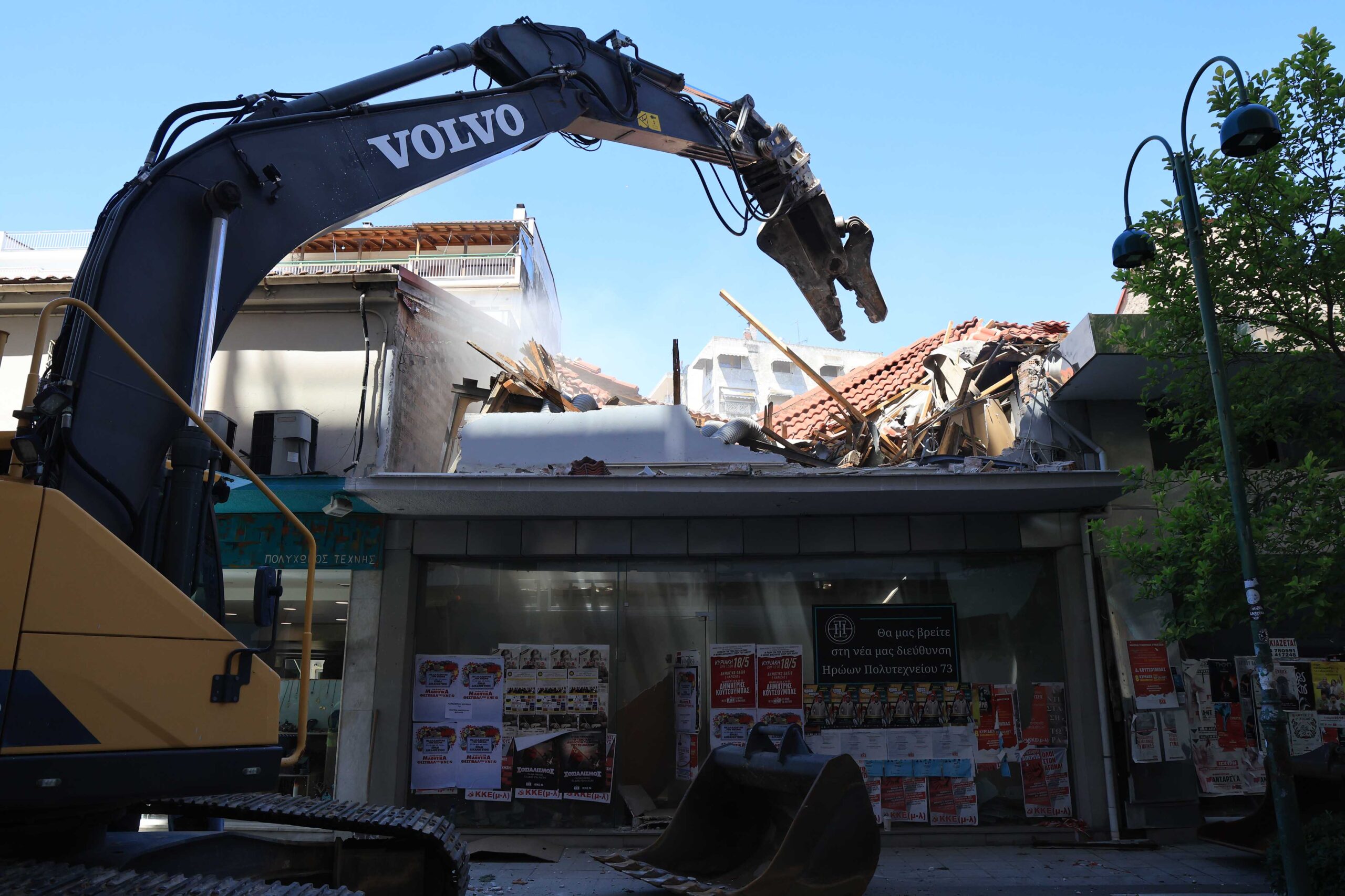 Ξεκίνησαν οι κατεδαφίσεις κτιρίων μπροστά από το πιο εμβληματικό μνημείο της πόλης, το Α’ Αρχαίο Θέατρο