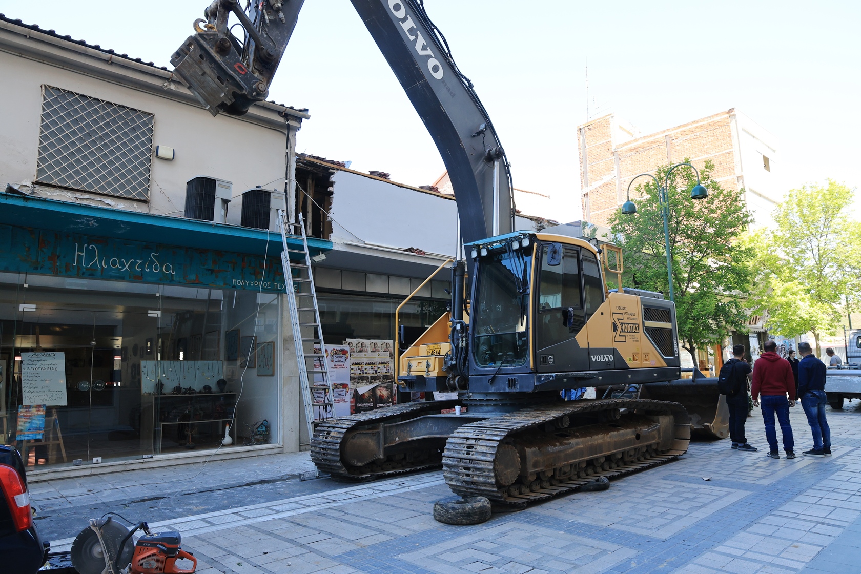 Ξεκίνησαν οι κατεδαφίσεις κτιρίων μπροστά από το πιο εμβληματικό μνημείο της πόλης, το Α’ Αρχαίο Θέατρο