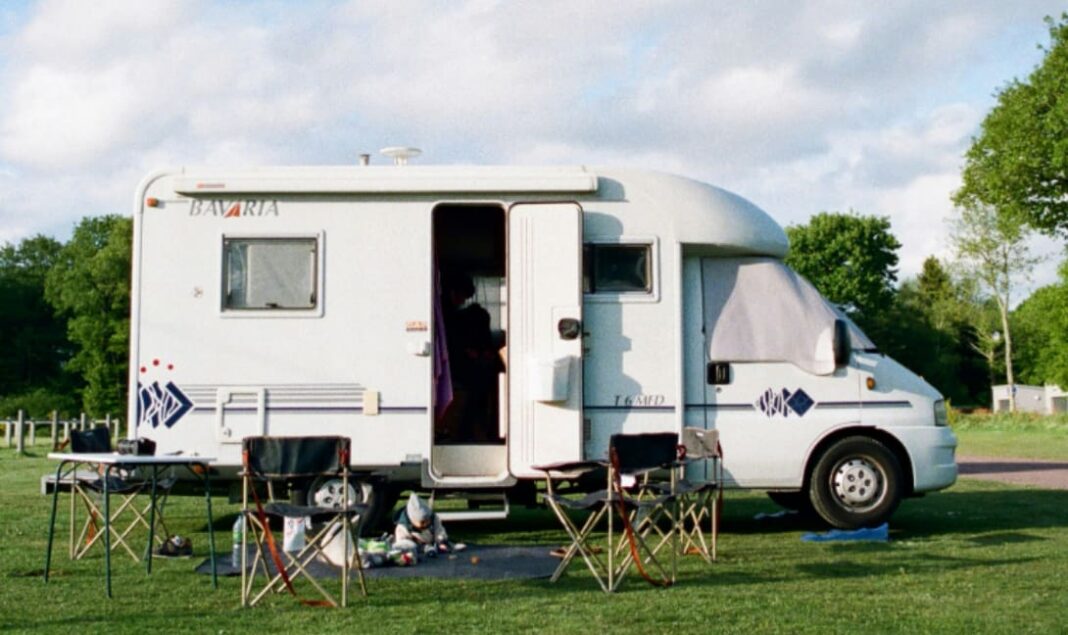 Tροχοσπιτο σε οικόπεδο