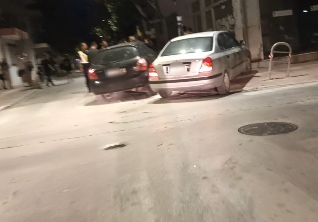 VideoCapture_20250527-213505 Τροχαίο ατύχημα στο κέντρο της Λάρισας με υλικές ζημιές