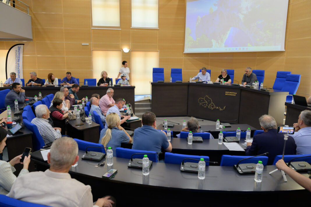 _Z628213 Πολύωρη συνεδρίαση του Περιφερειακού Συμβουλίου για την πρόληψη «Αστακός» η Θεσσαλία την αντιπυρική περίοδο Στην φετινή αντιπυρική περίοδο, την σκληρή προσπάθεια από το Πυροσβεστικό Σώμα για να προστατέψει περιουσίες, ζωές και δάση, αλλά και για τις αλλαγές στο υπηρεσιακό και στο επιχειρησιακό δόγμα της Περιφέρειας με ασκήσεις ετοιμότητας για ενεργοποίηση όλων των διαδικασιών και την εκπαίδευση του προσωπικού, επικεντρώθηκε σήμερα η συζήτηση στο Περιφερειακό Συμβούλιο. Στη συζήτηση που έγινε για την δασοπυρόσβεση και σύμφωνα με τον Περιφερειάρχη Θεσσαλίας Δημήτρη Κουρέτα «η ετοιμότητα είναι στο «κόκκινο». Φέτος θα σταθμεύουν στην Αγχίαλο τρια πυροσβεστικά αεροσκάφη, δύο ελικόπτερα, υπάρχει σε ετοιμότητα αερομεταφερόμενη μονάδα δασοκομάντος με έδρα τον Βόλο, έχει γίνει δέσμευση διαθέσιμων οχημάτων και δυνατότητα μεταφοράς οχημάτων της ΠΥ στα νησιά». «Αστακό» χαρακτήρισε την Θεσσαλία ο Διοικητής των Πυροσβεστικών Υπηρεσιών Θεσσαλίας κ. Αναστ. Καρατζάς και τόνισε πως προστιθέμενη αξία δίνει η εγκατάσταση στον Βόλο της μονάδας δασοκομάντος, που θα μεταφέρεται και στα νησιά. Απαντώντας εμμέσως πλην σαφώς στις ανησυχίες του επικεφαλής της παράταξης της Λαϊκής Συσπείρωσης κ. Τσιαπλέ , ο Διοικητής της Πυροσβεστικής δήλωσε πως στις Πυροσβεστικές Υπηρεσίες της Θεσσαλίας δεν καταγράφεται υποστελέχωση σε ανθρώπινο δυναμικό, ενώ υπάρχουν διαθέσιμα 245 οχήματα και 1120 πυροσβέστες. «Είμαστε σε καλό επίπεδο από στόλο και ανθρώπινο δυναμικό και εμείς μπορούμε να ενισχύουμε και όμορες περιοχές, αλλά ελπίζουμε να μην χρειαστεί. Ξεκινήσαμε την 1η Μαϊου να εφαρμόζουμε τα σχέδια, τα drone «περιπολούν 24 ώρες και 7 ημέρες την εβδομάδα και εάν φτάσουμε στον υψηλότερο κίνδυνο κατηγορίας εκδήλωσης πυρκαγιάς, θα έχουμε σε ανάπτυξη 75 περιπολίες. Η Περιφέρεια μας ενισχύει με ότι έχουμε ανάγκη και εάν υπάρχουν δήμοι με οικονομική δυνατότητα για να αγοράσουν drone θα τα εντάξουμε στον καθημερινό σχεδιασμό», είπε. Πολύτιμες οι ασκήσεις ετοιμότητας Αναλυτική παρουσίαση της άσκησης Πυρόσβεσης έγινε στη συνεδρίαση από τον αντιστράτηγο εν αποστρατεία κ. Σωτήρη Κωστάκογλου, Δ/ντα Σύμβουλο της Εταιρίας που διενήργησε την άσκηση και που ανέλαβε την εκπαίδευση προσωπικού και εθελοντών μέσω τριών ασκήσεων μεταξύ των οποίων και της «Πύρινης Λαίλαπας» που διεξήχθη σε 8 δήμους. Στα επεισόδια της άσκησης αλλά και σε άλλες που θα ακολουθήσουν εξετάστηκε η αντιμετώπιση του φαινομένου, οι διαδικασίες ενεργοποίησης φορέων και υπηρεσιών, ο έλεγχος των υπαρχόντων σχεδίων, η συνεργασία με εθελοντές (Ραδιοερασιτέχνες, Αερολέσχες κ.ά.) και η οργάνωση προληπτικής απομάκρυνσης πληθυσμού. Ο κ. Κουρέτας αναφέρθηκε σε όλο το σχέδιο της πολιτικής προστασίας και στην επένδυση σε νέες τεχνολογίες, στην συνεργασία με τους εθελοντές και την Πυροσβεστική και ο κ. Κωστάκογλου ανέλυσε όλες τις παθογένειες που εντοπίστηκαν μέσα από τις συνεδριάσεις των Συντονιστικών Οργάνων, όπως μη οργανωμένα γραφεία πολιτικής προστασίας σε δήμους, μη επικαιροποιημένα σχέδια, έλλειψη σχεδιασμού ενεργοποίησης υπαλλήλων έκτακτης ανάγκης στους δήμους , οι οποίοι παρουσιάζουν και αδυναμία ενημέρωσης του κοινού με συνεχόμενα δελτία τύπου. Τόνισε επίσης πως η Θεσσαλία είναι η μοναδική Περιφέρεια που υλοποιεί συνεχώς ασκήσεις. «Όλα τα σχέδια έχουν υλοποιηθεί, όλες οι δυνάμεις του κρατικού μηχανισμού είναι σε ετοιμότητα, έτσι ώστε να μπορούμε σήμερα να είμαστε έτοιμοι για κάθε ενδεχόμενο. Έτσι θα συνεχίσουμε να πορευόμαστε, με οργάνωση και σχέδιο», παρατήρησε ο κ Κουρέτας. Να σημειωθεί ότι στις παρεμβάσεις τους οι περιφερειακοί σύμβουλοι (και της μείζονος αντιπολίτευσης) χαρακτήρισαν χρήσιμη και εποικοδομητική την ενημέρωση που είχαν για τον σχεδιασμό της Περιφέρειας για την φετινή αντιπυρική περίοδο. Όλο το σχέδιο πρόληψης από τις πυρκαγιές Τη χρήση μη επανδρωμένων αεροσκαφών (drone) σε εκτεταμένες εναέριες περιπολίες περιλαμβάνει το σχέδιο δράσης για την πρόληψη των δασικών πυρκαγιών στη Θεσσαλία το οποίο έλαβε την έγκριση του Περιφερειακού Συμβουλίου Θεσσαλίας κατά τη σημερινή συνεδρίαση του οργάνου. Παρουσιάζοντας τις δράσεις και τις ενέργειες της Περιφέρειας σχετικά με τη δασοπροστασία και εν γένει την αντιπυρική προστασία, στο πλαίσιο της τρέχουσας αντιπυρικής περιόδου, ο Περιφερειάρχης Θεσσαλίας, Δημήτρης Κουρέτας, εξήγησε ότι βρίσκεται σε εξέλιξη η προμήθεια συστήματος μη επανδρωμένου αεροσκάφους (drone) το οποίο και θα χρησιμοποιείται από την Πυροσβεστική για επιτήρηση ανάλογα με τον χάρτη επικινδυνότητας. Στο πλαίσιο της επιτήρησης, θα εκτελούνται πτήσεις από drone ως εξής: Σε Σκλήθρο Δ. Αγιάς και σε Αργαλαστή Δ. Νοτίου Πηλίου, μέσω του προγράμματος του Υπουργείου Κλιματικής Κρίσης και Πολιτικής Προστασίας και σε Καλαμπάκα Δ. Μετεώρων, μέσω του προγράμματος δασοπροστασίας του Δ.Μετεώρων. Προχωράει, την ίδια ώρα, η προμήθεια από την Περιφέρεια εξοπλισμού και μέσων από προγράμματα, προμήθεια μηχανολογικού εξοπλισμού και μηχανημάτων έργου μέσω του Προγράμματος «ΑΙΓΙΣ» και ο Προϋπολογισμός για τις δαπάνες της Αυτοτελούς Δνσης Πολιτικής Προστασίας της Περιφέρειας Θεσσαλίας ανέρχεται σε 200.000 €. Αναφερόμενος στον σχεδιασμό της Περιφέρειας για τον βέλτιστο συντονισμό όλων των εμπλεκομένων στην πυροπροστασία, ο Περιφερειάρχης υπογράμμισε ότι σε συνέχεια της συνεδρίασης του ΠΕΣΟΠΠ της Περιφέρειας Θεσσαλίας (02-05-2025) και σε συνεργασία με την ΠΕ.ΠΥ.Δ. Θεσσαλίας, και τη συμμετοχή των Δήμων, εντός των επόμενων εβδομάδων, θα πραγματοποιηθεί ημερίδα-εκπαίδευση για την Οργανωμένη Προληπτική Απομάκρυνση Πολιτών λόγω δασικών πυρκαγιών καθώς και για τα μηνύματα 112. Εξάλλου, σε συνεργασία με την ΠΕ.ΠΥ.Δ. Θεσσαλίας, από 31-05-2025 έως 22-06-2025, θα πραγματοποιηθεί εκπαίδευση των μελών Εθελοντικών Οργανώσεων Πολιτικής Προστασίας στο θεματικό πεδίο «Δασικές Πυρκαγιές» (Δασοπροστασία Δασοπυρόσβεση) με σκοπό τη βελτίωση της κατάρτισης και την καλύτερη αξιοποίηση τους για τη διαχείριση των δασικών πυρκαγιών. Σύμφωνα με την κείμενη νομοθεσία και στο πλαίσιο των αρμοδιοτήτων της, του συντονιστικού της ρόλου και των πρωτοβουλιών της, η Περιφέρεια Θεσσαλίας προέβη ήδη σε μία σειρά από δράσεις και ενέργειες, με κορυφαία την προπαρασκευαστική σύγκληση του Περιφερειακού Επιχειρησιακού Συντονιστικού Οργάνου Πολιτικής Προστασίας (ΠΕΣΟΠΠ) της Περιφέρειας Θεσσαλίας, στις 02/05/2025, όπου εξετάσθηκαν θέματα σχετικά με: Την ετοιμότητα του δυναμικού και μέσων για διάθεση προς υποβοήθηση του έργου του Πυροσβεστικού Σώματος στην καταστολή δασικών πυρκαγιών, στο πλαίσιο εφαρμογής του Γενικού Σχεδίου Αντιμετώπισης Εκτάκτων Αναγκών Εξαιτίας Δασικών Πυρκαγιών «Ιόλαος ΙΙ». Τα μέτρα πρόληψης και ετοιμότητας κατά τις ημέρες υψηλής επικινδυνότητας βάσει του Χάρτη Πρόβλεψης Κινδύνου Πυρκαγιάς, που εκδίδεται από τη Γενική Γραμματεία Πολιτικής Προστασίας . Τη διασφάλιση της επικοινωνίας μεταξύ όλων των εμπλεκόμενων υπηρεσιών και οργάνων σε επίπεδο Περιφέρειας για την απρόσκοπτη ροή πληροφοριών, το συντονισμό σε περιφερειακό επίπεδο της αντιμετώπισης εκτάκτων αναγκών και διαχείρισης των συνεπειών που προκαλούνται από τις δασικές πυρκαγιές, στo πλαίσιo εφαρμογής του Γενικού Σχεδίου Αντιμετώπισης Εκτάκτων Αναγκών Εξαιτίας Δασικών Πυρκαγιών «Ιόλαος ΙΙ» - Την υλοποίηση της δράσης της οργανωμένης απομάκρυνσης πολιτών, σύμφωνα με το ειδικό σχέδιο οργανωμένης προληπτικής απομάκρυνσης πολιτών της Περιφέρειας, το ισχύον θεσμικό πλαίσιο και τις κατευθυντήριες οδηγίες που εκδίδει η Δ/νση Σχεδιασμού Αντιμετώπισης Εκτάκτων Αναγκών της ΓΓΠΠ. -Την αξιοποίηση των Εθελοντικών Οργανώσεων Πολιτικής Προστασίας που δραστηριοποιούνται σε επίπεδο Περιφέρειας σε δράσεις επιτήρησης δασών κατά τη διάρκεια της αντιπυρικής περιόδου, σύμφωνα με το σχεδιασμό του Πυροσβεστικού Σώματος -Την υλοποίηση έργων και εργασιών προληπτικού καθαρισμού της βλάστησης στο οδικό δίκτυο αρμοδιότητάς τους, καθώς και σε εγκαταστάσεις/υποδομές αρμοδιότητάς τους εντός ή πλησίον δασικών εκτάσεων σε συνεργασία με τις αρμόδιες κατά τόπους Δασικές Υπηρεσίες, όπου αυτό απαιτείται -Την συμβολή και συνεργασία των Ο.Τ.Α. στη συντήρηση και βελτίωση του δασικού οδικού δικτύου, με τις κατά τόπους αρμόδιες Δασικές Υπηρεσίες του ΥΠΕΝ.