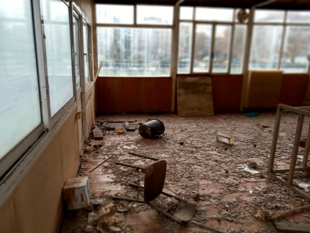 Παρ’ ότι η Επιτροπή Πλημμυροπαθών Εργατικών Κατοικιών Γιάννουλης, επανειλημένα έθεσε το ζήτημα της αποκατάστασης και αξιοποίησης των πλημμυρισμένων καταστημάτων των δύο οικισμών (Μελίνα Μερκούρη και Ανεμόμυλος), με τελευταία φορά στις 9/12/24 σε συνάντηση με την περιφερειακή διευθύντρια της ΔΥΠΑ (πρώην ΟΑΕΔ), μέχρι σήμερα 26/5/25 δεν υπάρχει καμία ανταπόκριση. Ετσι 20 και πλέον μήνες, μετά την πλημμύρα, που έπληξε με σφοδρότητα και τις Εργατικές Κατοικίες Γιάννουλης, αυτή είναι η κατάσταση πολλών καταστημάτων στους δυο οικισμούς (παλιές και νέες).