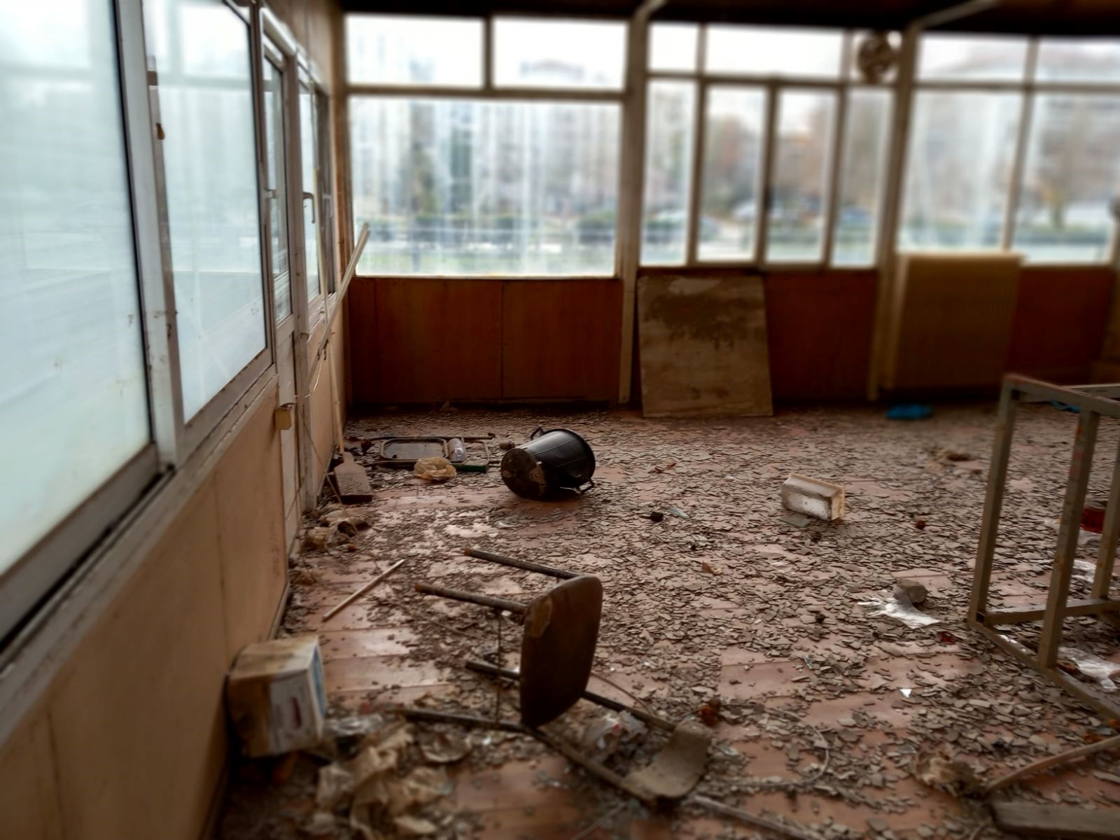 Παρ’ ότι η Επιτροπή Πλημμυροπαθών Εργατικών Κατοικιών Γιάννουλης, επανειλημένα έθεσε το ζήτημα της αποκατάστασης και αξιοποίησης των πλημμυρισμένων καταστημάτων των δύο οικισμών (Μελίνα Μερκούρη και Ανεμόμυλος), με τελευταία φορά στις 9/12/24 σε συνάντηση με την περιφερειακή διευθύντρια της ΔΥΠΑ (πρώην ΟΑΕΔ), μέχρι σήμερα 26/5/25 δεν υπάρχει καμία ανταπόκριση. Ετσι 20 και πλέον μήνες, μετά την πλημμύρα, που έπληξε με σφοδρότητα και τις Εργατικές Κατοικίες Γιάννουλης, αυτή είναι η κατάσταση πολλών καταστημάτων στους δυο οικισμούς (παλιές και νέες).