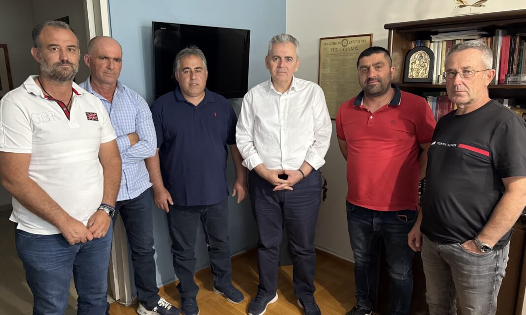 Μ. Χαρακόπουλος με αγρότες παρακάρλιων: Έντονες διαμαρτυρίες για καθυστερήσεις αποζημιώσεων Daniel για εξοπλισμό