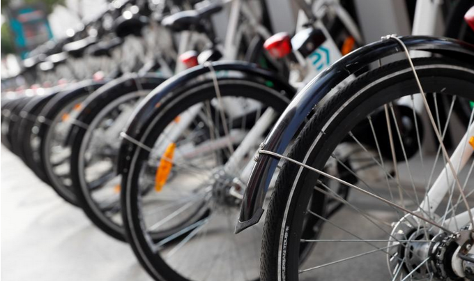 Στη διάθεση των πολιτών και συμβατικά ποδήλατα Στο μεταξύ, στη διάθεση των πολιτών αναμένεται να θέσει η Δημοτική Αρχή και συμβατικά ποδήλατα (περίπου 80), σε τέσσερα διαφορετικά σημεία, σε οργανωμένους χώρους στάθμευσης του Δήμου Λαρισαίων: πρόκειται για τον χώρο στάθμευσης πίσω από τα ΚΤΕΛ, το μεγάλο πάρκινγκ στην οδό Τ.Τσιόγκα (πρ.Καλλιθέας), το χώρο στάθμευσης στο Κτηνιατρείο (Παπαναστασίου & Καρδίτσης) και τον χώρο που έχει διαμορφωθεί κοντά στο Τελωνείο.