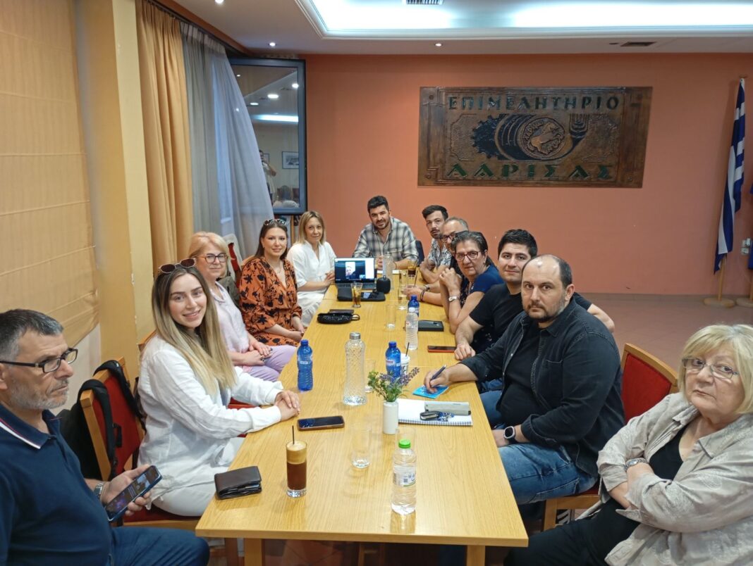 1η ΣΥΝΕΔΡΙΑΣΗ ΓΡΑΜΜΑΤΕΙΑΣ ΟΡΓΑΝΩΣΗΣ ΔΗΜΩΝ ΛΑΡΙΣΑΣ* Σε συνέχεια της επιτυχούς ολοκλήρωσης της εκλογικής διαδικασίας, της οριστικοποίησης και δημοσίευσης των αποτελεσμάτων των εκλογών για τα όργανα του Κινήματος Δημοκρατίας και μετά την πραγματοποίηση του Ιδρυτικού Συνεδρίου και την ολοκλήρωση της ψηφοφορίας για Πρόεδρο του Κινήματος με την εκλογή του Στέφανου Κασσελάκη, συγκροτήθηκε σε σώμα η εκλεγμένη 13μελής Γραμματεία της Οργάνωσης Δήμων Λάρισας. Η συνεδρίαση πραγματοποιήθηκε στην αίθουσα εκδηλώσεων (3ος όροφος) του Επιμελητηρίου Λάρισας την Πέμπτη 29 Μαΐου 2025, εν πλήρη απαρτία και μέσω ανοιχτής ψηφοφορίας εκλέχθηκαν σε θέση ευθύνης οι εξής: Γραμματέας: Κολωνιάρης Γεώργιος Αναπληρώτρια Γραμματέας & Υπεύθυνη Μητρώου: Καντσάδη Αναστασία (Νατάσα) Υπεύθυνη Επικοινωνίας: Νημά Σταματίνα - Χριστίνα (Ματίνα) Υπεύθυνος Οικονομικών: Βαλαβάνης Χρήστος Τα εκλεγμένα μέλη που συμπληρώνουν τη σύνθεση της 13μελούς Γραμματείας είναι: Γεωργοβίτσα Βασιλική Δημητρίου Παναγιώτης Ζαφείρης Ιωάννης Μπλάντα Γεωργία Νικολάου Δημήτριος Νταλώση Ευαγγελία Ραμάι Σοφία - Ριζέλα Σασσίν Στέφανος - Μάρκος Χλωρού Χρυσούλα Η Γραμματεία ευχαριστεί τα μέλη του Κινήματος Δημοκρατίας Περιφερειακής Ενότητας Λάρισας για την συμμετοχή τους σε όλες τις εκλογικές διαδικασίες που έγιναν ψηφιακά για την ανάδειξη των τοπικών και των κεντρικών οργάνων. Προχωράμε δυναμικά, αποφασιστικά, δημοκρατικά με νέο ΞεΚΙΝΗΜΑ για ένα καλύτερο αύριο με ίσες ευκαιρίες για όλους. Ημερομηνία: 31/05/2025 Κίνημα Δημοκρατίας Γραμματεία Οργάνωσης Δήμων Λάρισας