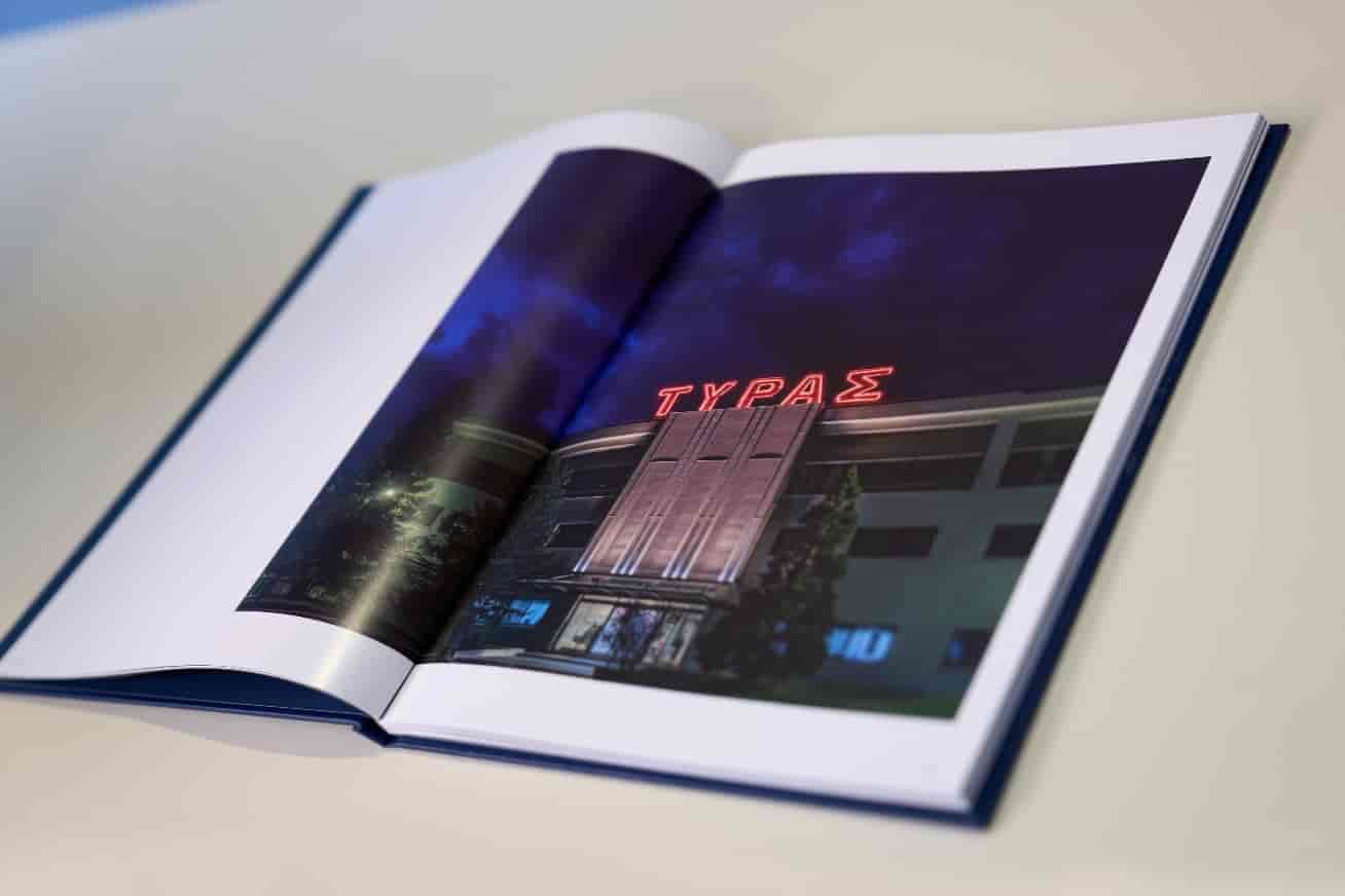 Η Ελληνικά Γαλακτοκομεία γιόρτασε τα 40 χρόνια της ΤΥΡΑΣΜε μια λιτή εκδήλωση στο Μουσείο Τσιτσάνη, στην πόλη των Τρικάλων, η Ελληνικά Γαλακτοκομεία γιόρτασε το βράδυ της Τρίτης τα τεσσαρακοστά γενέθλια της (ΤΥΡ)οκομίας (Α)δερφών (Σ)αράντη, της εταιρείας από την οποία προέκυψε ο μεγαλύτερος γαλακτοκομικός όμιλος της χώρας.
Η ΤΥΡΑΣ, που αποτέλεσε το πρώτο οικογενειακό τυροκομείο, απέκτησε εταιρική υπόσταση στις 10 Ιουνίου 1985, ενώ το προσωπικό του συνέθεταν η τετραμελής, τότε, οικογένεια Σαράντη και ένας εργαζόμενος.
Στην πορεία των 40 χρόνων, που είναι γεμάτη από δύσβατες διαδρομές αλλά και ιστορίες δημιουργίας, αναφέρθηκαν τόσο οι ιδρυτές Τάκης και Μιχάλης Σαράντης, όσο και οι εκπρόσωποι της νεότερης γενιάς Στέλιος Δ. Σαράντης (Πρόεδρος Δ.Σ.) και Στέλιος Μ. Σαράντης (Διευθύνων Σύμβουλος).
Ανακοινώθηκε επίσης μια σειρά σημαντικών χορηγιών οι οποίες καλύπτουν ανάγκες της τοπικής κοινωνίας, μέσω των Δήμων Τρικάλων και Πύλης, του νοσοκομείου της πόλης, της Αστυνομικής Διεύθυνσης αλλά και φιλανθρωπικών ιδρυμάτων της περιοχής.
Στην εκδήλωση, που συνοδεύτηκε με δεξίωση στον αύλειο χώρο του Μουσείου, παρέστησαν εκπρόσωποι των τοπικών αρχών και φορέων, επιχειρηματίες, φίλοι της εταιρείας, αλλά και δημοσιογράφοι από τοπικά και Αθηναϊκά μέσα ενημέρωσης.
