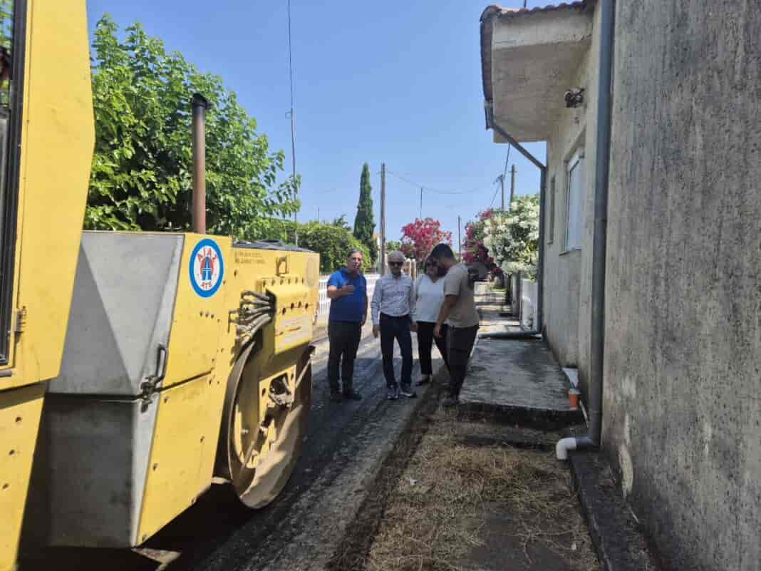 Επίσκεψη του Δημάρχου Τεμπών Γ. Μανώλη σε έργο ασφαλτόστρωσης στην παραλιακή ζώνη