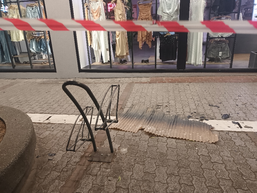 Λάρισα: Αποκολλήθηκε τμήμα από μπαλκόνι και έπεσε στον πεζόδρομο της οδού Κούμα