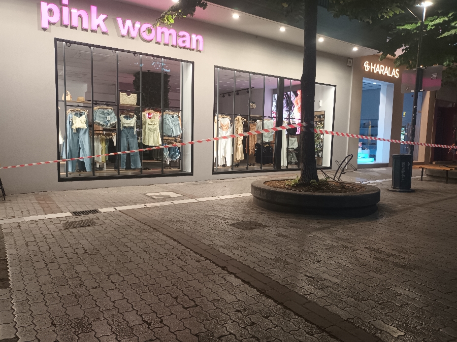 Λάρισα: Αποκολλήθηκε τμήμα από μπαλκόνι και έπεσε στον πεζόδρομο της οδού Κούμα