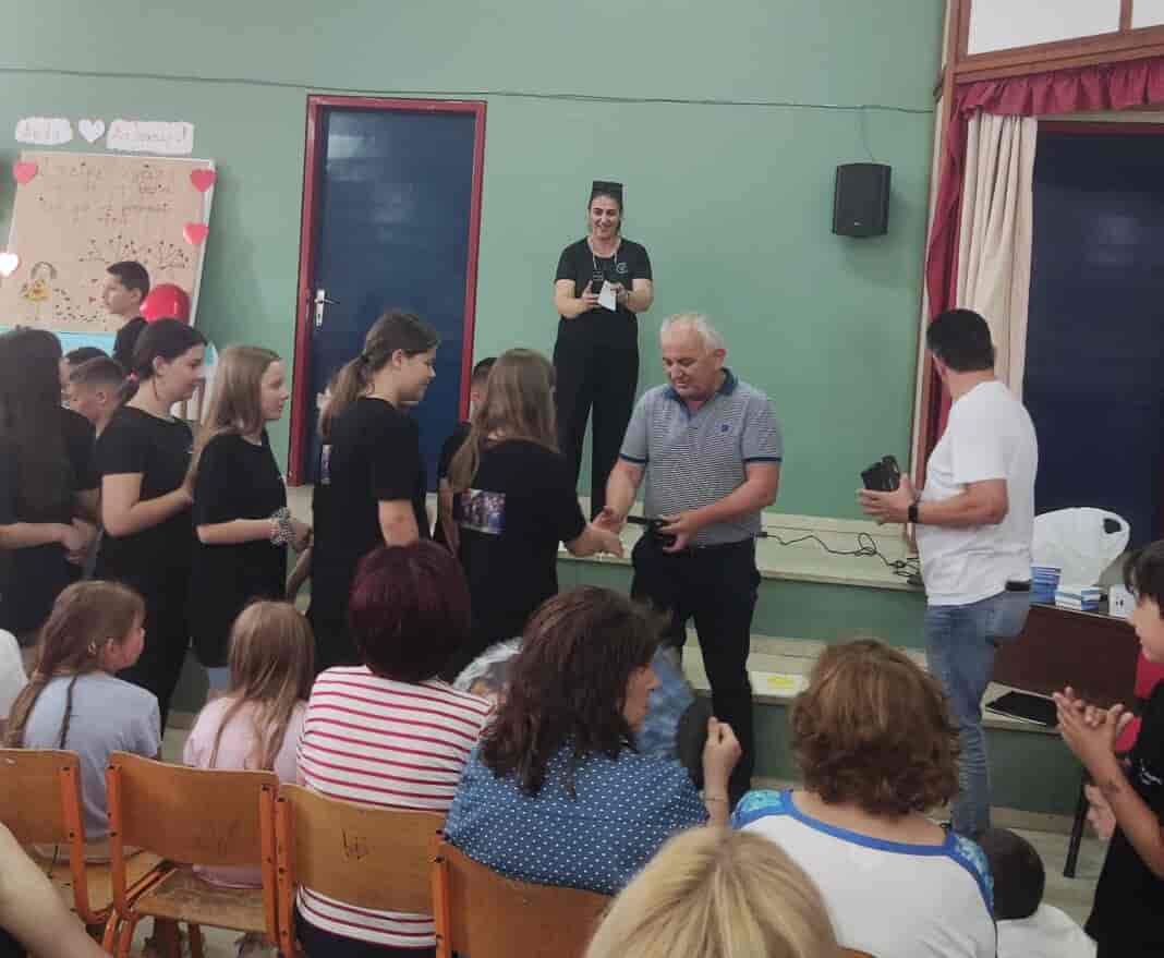 Βράβευση των Μαθητών του Δημοτικού Σχολείου Πυργετού για τη Διάκρισή τους στον Πανελλήνιο Διαγωνισμό Σχολικής Εφημερίδας* Με ιδιαίτερη χαρά και υπερηφάνεια, η Δημοτική Αρχή προχώρησε σε συμβολική βράβευση των μαθητών και μαθητριών της Ε΄ και Στ΄ τάξης του Δημοτικού Σχολείου Πυργετού, οι οποίοι κατέκτησαν τη 2η θέση στον Πανελλήνιο Διαγωνισμό Σχολικής Εφημερίδας, που διοργάνωσε ο Εκπαιδευτικός Οργανισμός Horizontes4all. Η τελετή πραγματοποιήθηκε στο Δημοτικό Σχολείο Πυργετού, παρουσία του Αντιδημάρχου Παιδείας, κ. Παναγιώτη Γκατζόγια, ο οποίος συνεχάρη τους μαθητές για τη δημιουργικότητα, τη συνεργασία και την προσήλωσή τους στον στόχο. Η επιτυχία αυτή είναι καρπός συλλογικής προσπάθειας, με την καθοδήγηση των δασκάλων τους, κας Βασιλικής Βασδέκη-Γκούνη και κας Αικατερίνης Γιαννούλη, και τη συνεχή υποστήριξη του Διευθυντή και Πληροφορικού του σχολείου, κ. Νικολάου Μαράτου. Η εφημερίδα τους ξεχώρισε για το περιεχόμενό της, τις πρωτότυπες ιδέες και τις καινοτόμες προτάσεις, κατακτώντας μια από τις υψηλότερες θέσεις σε πανελλαδικό επίπεδο. Η διάκριση αυτή δεν αποτελεί μόνο αναγνώριση της προσπάθειάς τους, αλλά και απόδειξη ότι η δημοσιογραφική έκφραση και η δημιουργικότητα έχουν θέση στη σχολική ζωή. Με τη στήριξη των γονέων και της σχολικής κοινότητας, οι μαθητές απέδειξαν ότι όταν υπάρχει όραμα, συνεργασία και έμπνευση, τα αποτελέσματα είναι εξαιρετικά. Στο πλαίσιο της εκδήλωσης, ο Αντιδήμαρχος Παιδείας προσέφερε στους μαθητές συμβολικά ένα δημοσιογραφικό μαγνητόφωνο, ενώ στους εκπαιδευτικούς απονεμήθηκε τιμητική πλακέτα ως αναγνώριση της πολύτιμης συμβολής τους. Ο Δήμαρχος Τεμπών, κ. Γιώργος Μανώλης, με αφορμή τη βράβευση, δήλωσε: «Θέλω να εκφράσω τα θερμά μου συγχαρητήρια στους μαθητές και στους δασκάλους τους για την εξαιρετική αυτή διάκριση. Η επιτυχία τους στον Πανελλήνιο Διαγωνισμό Σχολικής Εφημερίδας είναι απόδειξη πως όταν η φαντασία συναντά τη συνεργασία, μπορούν να γεννηθούν σπουδαία πράγματα. Είμαστε περήφανοι για τα παιδιά μας και θα συνεχίσουμε να στηρίζουμε κάθε προσπάθεια που προάγει τη δημιουργικότητα, την ελεύθερη έκφραση και τη γνώση.»