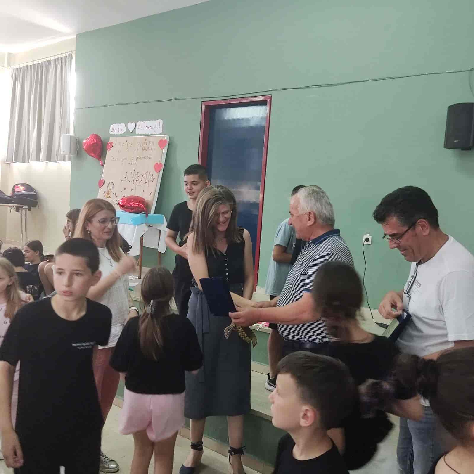 Βράβευση των Μαθητών του Δημοτικού Σχολείου Πυργετού για τη Διάκρισή τους στον Πανελλήνιο Διαγωνισμό Σχολικής Εφημερίδας* Με ιδιαίτερη χαρά και υπερηφάνεια, η Δημοτική Αρχή προχώρησε σε συμβολική βράβευση των μαθητών και μαθητριών της Ε΄ και Στ΄ τάξης του Δημοτικού Σχολείου Πυργετού, οι οποίοι κατέκτησαν τη 2η θέση στον Πανελλήνιο Διαγωνισμό Σχολικής Εφημερίδας, που διοργάνωσε ο Εκπαιδευτικός Οργανισμός Horizontes4all. Η τελετή πραγματοποιήθηκε στο Δημοτικό Σχολείο Πυργετού, παρουσία του Αντιδημάρχου Παιδείας, κ. Παναγιώτη Γκατζόγια, ο οποίος συνεχάρη τους μαθητές για τη δημιουργικότητα, τη συνεργασία και την προσήλωσή τους στον στόχο. Η επιτυχία αυτή είναι καρπός συλλογικής προσπάθειας, με την καθοδήγηση των δασκάλων τους, κας Βασιλικής Βασδέκη-Γκούνη και κας Αικατερίνης Γιαννούλη, και τη συνεχή υποστήριξη του Διευθυντή και Πληροφορικού του σχολείου, κ. Νικολάου Μαράτου. Η εφημερίδα τους ξεχώρισε για το περιεχόμενό της, τις πρωτότυπες ιδέες και τις καινοτόμες προτάσεις, κατακτώντας μια από τις υψηλότερες θέσεις σε πανελλαδικό επίπεδο. Η διάκριση αυτή δεν αποτελεί μόνο αναγνώριση της προσπάθειάς τους, αλλά και απόδειξη ότι η δημοσιογραφική έκφραση και η δημιουργικότητα έχουν θέση στη σχολική ζωή. Με τη στήριξη των γονέων και της σχολικής κοινότητας, οι μαθητές απέδειξαν ότι όταν υπάρχει όραμα, συνεργασία και έμπνευση, τα αποτελέσματα είναι εξαιρετικά. Στο πλαίσιο της εκδήλωσης, ο Αντιδήμαρχος Παιδείας προσέφερε στους μαθητές συμβολικά ένα δημοσιογραφικό μαγνητόφωνο, ενώ στους εκπαιδευτικούς απονεμήθηκε τιμητική πλακέτα ως αναγνώριση της πολύτιμης συμβολής τους. Ο Δήμαρχος Τεμπών, κ. Γιώργος Μανώλης, με αφορμή τη βράβευση, δήλωσε: «Θέλω να εκφράσω τα θερμά μου συγχαρητήρια στους μαθητές και στους δασκάλους τους για την εξαιρετική αυτή διάκριση. Η επιτυχία τους στον Πανελλήνιο Διαγωνισμό Σχολικής Εφημερίδας είναι απόδειξη πως όταν η φαντασία συναντά τη συνεργασία, μπορούν να γεννηθούν σπουδαία πράγματα. Είμαστε περήφανοι για τα παιδιά μας και θα συνεχίσουμε να στηρίζουμε κάθε προσπάθεια που προάγει τη δημιουργικότητα, την ελεύθερη έκφραση και τη γνώση.»