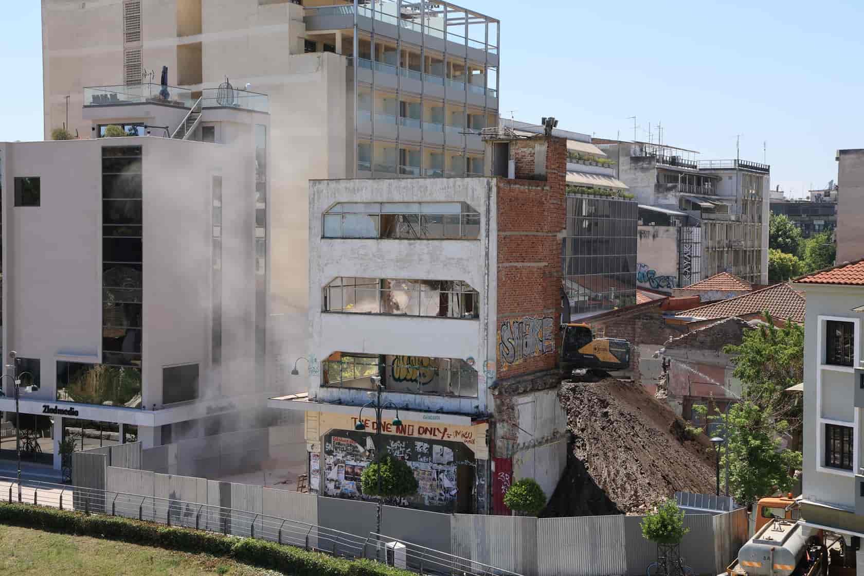 Συνεχίζονται οι εργασίες κατεδάφισης μπροστά από το Αρχαίο Θέατρο