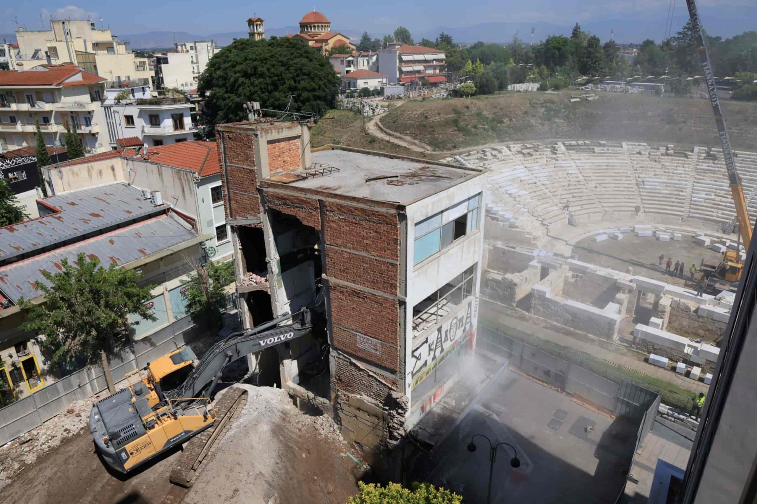 Συνεχίζονται οι εργασίες κατεδάφισης μπροστά από το Αρχαίο Θέατρο