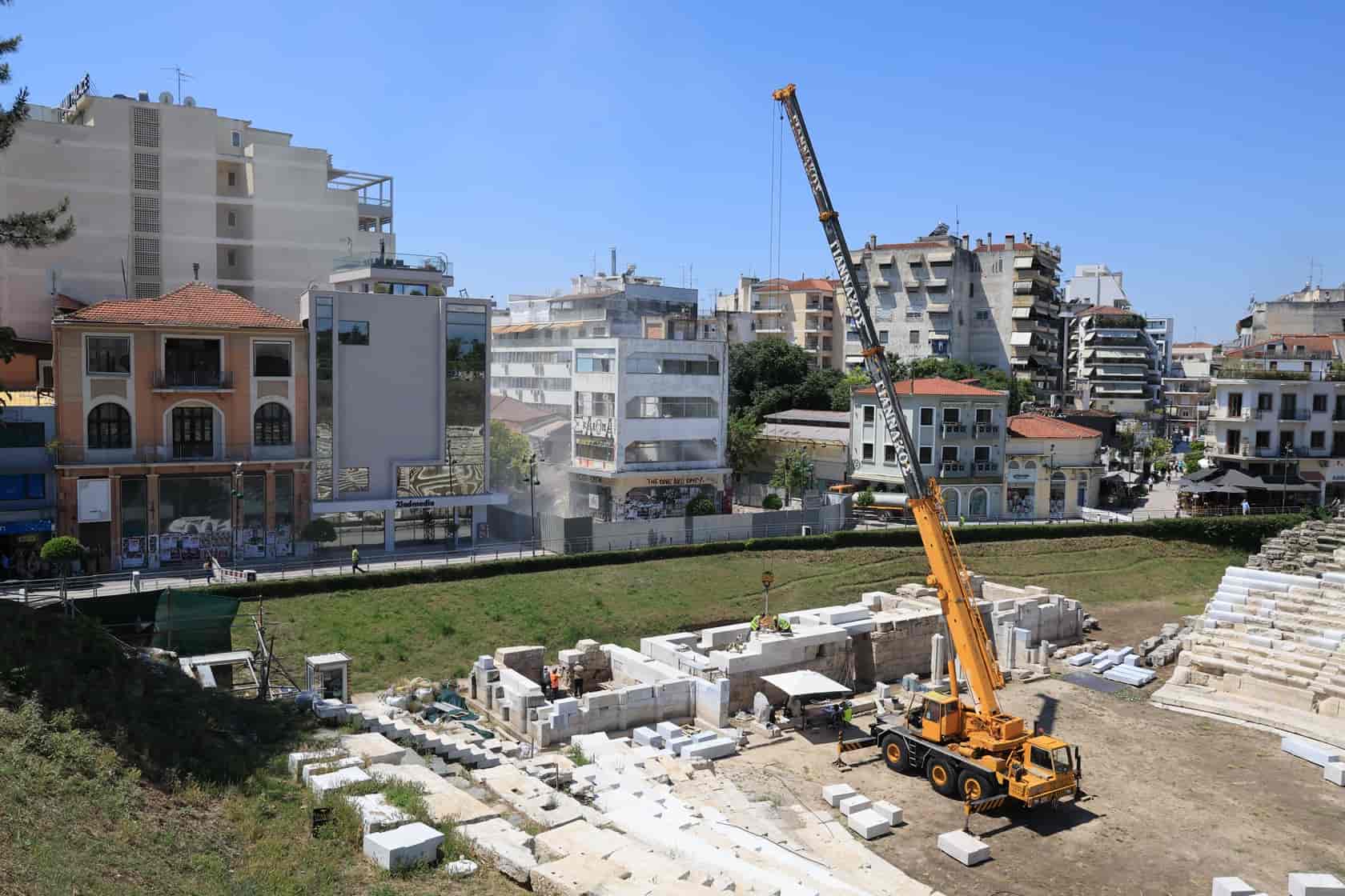 Συνεχίζονται οι εργασίες κατεδάφισης μπροστά από το Αρχαίο Θέατρο