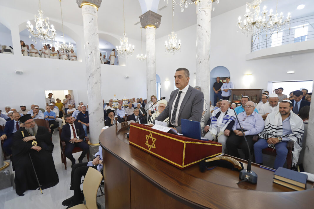 Κουρέτας στα εγκαίνια της Ιεράς Συναγωγής των Εβραίων Η νέα Συναγωγή είναι ένας χώρος ανθρωπισμού