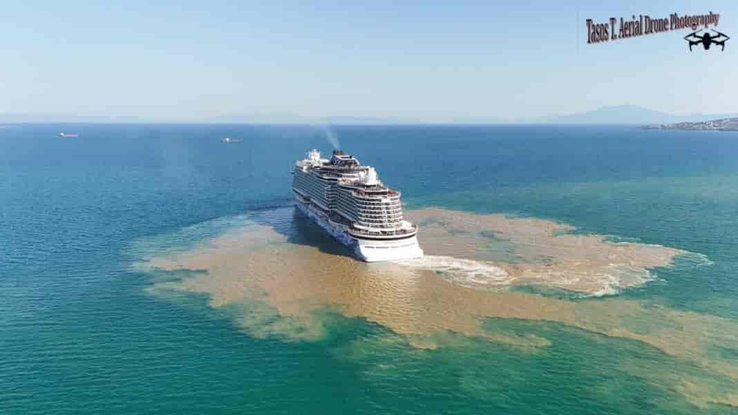 Εικόνες από τη στιγμή που το κρουαζιερόπλοιο NORWEGIAN, με 5000 επιβαίνοντες, αναχωρεί από την πόλη και το λιμάνι του Βόλου έφερε στη δημοσιότητα το gegonota.news. Όπως θα δείτε στην gallery που ακολοθεί το κρουαζιερόπλοιο άφησε λίγο έξω από το λιμάνι του Βόλου ένα «αποχαιρετιστήριο δώρο». ADVERTISING Ίσως δεν πρόκειται για απόβλητα αλλά για ανάδευση της λυματολάσπης του πυθμένα (λόγω Daniel) που συνέβη λόγω ενεργοποίησης των τουρμπινών του πλοίου. Οι εικόνες πάντως είναι σοκαριστικές