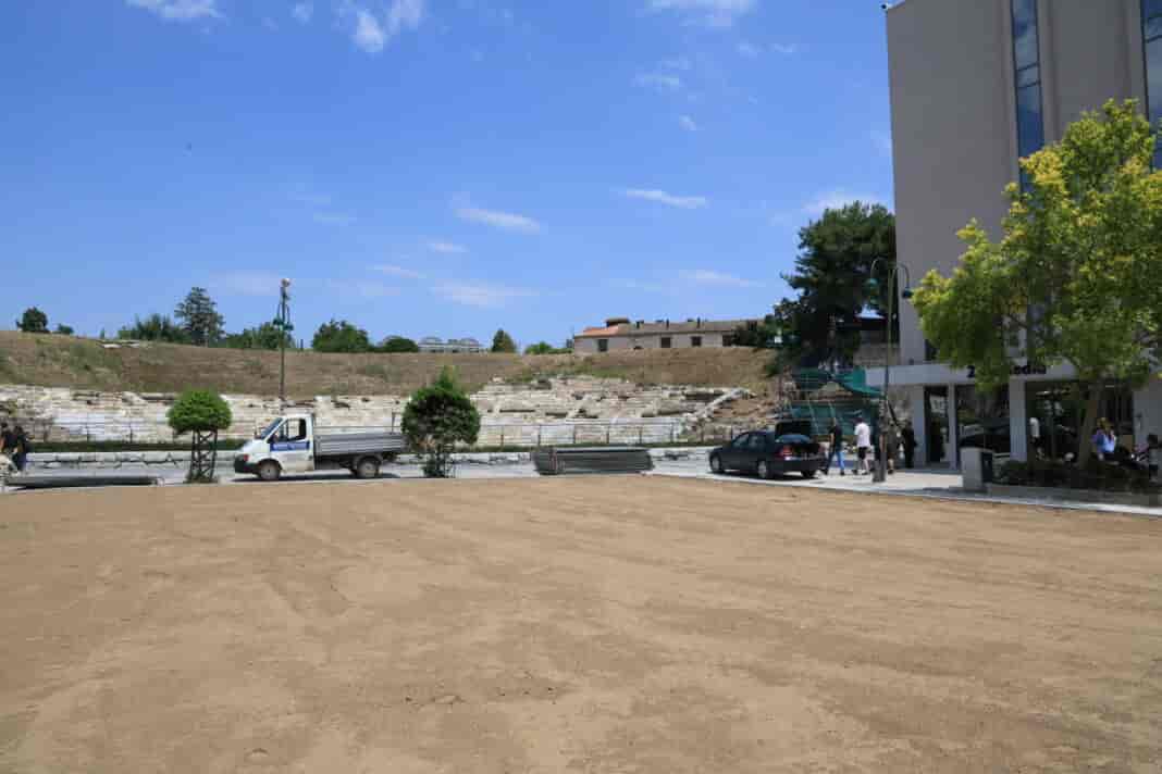 Δήμος Λαρισαίων: Αποκαλυπτική θέα προς το Α’ Αρχαίο Θέατρο – Ήπιες πράσινες παρεμβάσεις προβλέπει η προσωρινή αποκατάσταση του χώρου