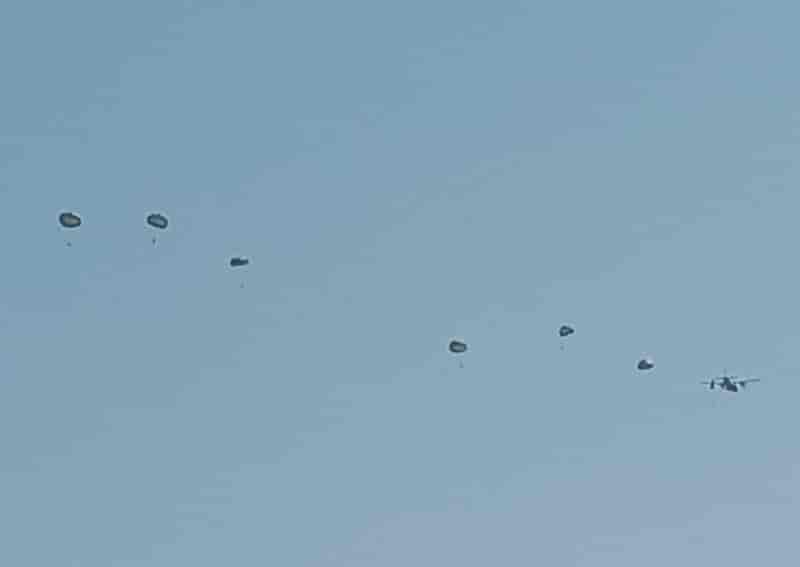 Λάρισα: «Βροχή» αλεξιπτωτιστών στους Αγίους Αναργύρους