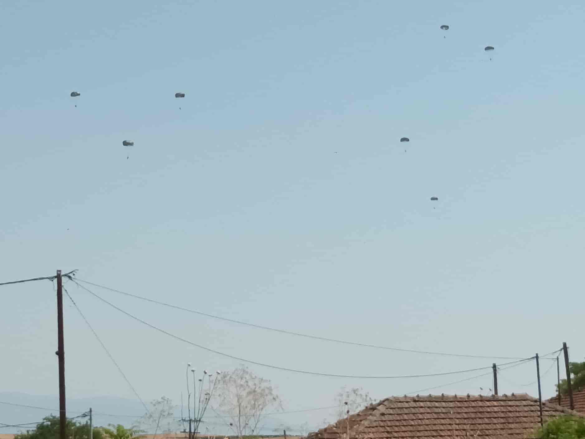 Λάρισα: «Βροχή» αλεξιπτωτιστών στους Αγίους Αναργύρους