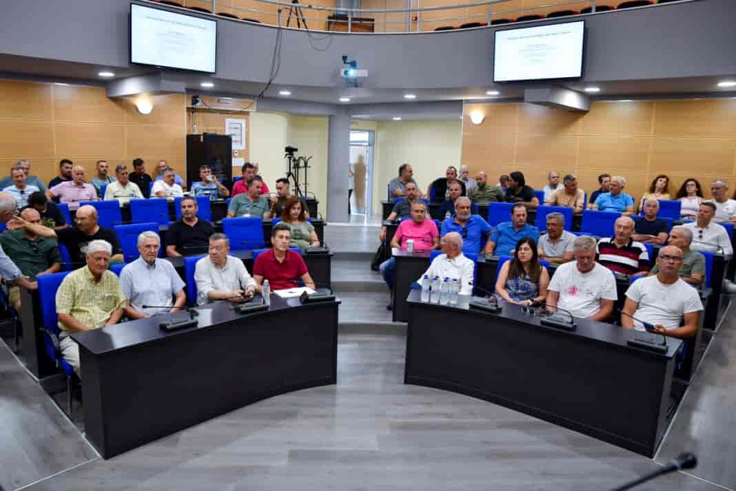 Γενική Διεύθυνση Περιφερειακής Αγροτικής Οικονομίας και Κτηνιατρικής Θεσσαλίας Ενημερωτική ημερίδα με θέμα: «Η προσβολή της αμυγδαλιάς από τη φόμοψη» Η Αντιπεριφέρεια Πρωτογενούς Τομέα και Αγροτικής Οικονομίας, σε συνεργασία με τη Γενική Διεύθυνση Περιφερειακής Αγροτικής Οικονομίας και Κτηνιατρικής Περιφέρειας Θεσσαλίας, διοργάνωσε με επιτυχία ενημερωτική ημερίδα με θέμα: «Η προσβολή της αμυγδαλιάς από τη Φόμοψη», την Πέμπτη 17 Ιουλίου, στην αίθουσα του Περιφερειακού Συμβουλίου, στη Λάρισα. Κεντρικός εισηγητής της ημερίδας ήταν ο διακεκριμένος Καθηγητής του Πανεπιστημίου DAVIS Καλιφόρνιας, κ. Θέμης Μιχαηλίδης, ο οποίος ανέλυσε διεξοδικά τη φύση της ασθένειας, τα επιστημονικά δεδομένα και τις δυνατότητες αντιμετώπισης. Στην ημερίδα παρευρέθηκαν και χαιρέτησαν o Θεματικός Αντιπεριφερειάρχης Πρωτογενούς Τομέα και Αγροτικής Οικονομίας, κ. Δημήτρης Τσέτσιλας, ο Γενικός Διευθυντής, κ. Δημήτρης Σταυρίδη, ενώ συμμετείχαν ακόμη οι κ. Αλέξανδρος Παπαχατζής, Καθηγητής στο Τμήμα Γεωπονίας – Αγροτεχνολογίας, Π.Θ., ο κ. Γεώργιος Νάνος, Καθηγητής, Τμήμα Γεωπονίας Φυτικής Παραγωγής και Αγροτικού Περιβάλλοντος, Π.Θ., ο κ. Παναγιώτης Μαδέσης, Επίκουρος Καθηγητής, Π.Θ., ο κ. Ιωάννης Βαγγέλας, Επίκουρος Καθηγητής, Π.Θ., ο κ. Φώτιος Θ. Γραβάνης, Ομότιμος Καθηγητής. Η συμμετοχή παραγωγών της περιοχής ήταν ιδιαίτερα μεγάλη, γεγονός που επιβεβαιώνει το έντονο ενδιαφέρον για την προστασία της καλλιέργειας της αμυγδαλιάς από την ασθένεια της Φόμοψης. Κατά τη διάρκεια της ημερίδας, συζητήθηκαν κρίσιμα ζητήματα όπως: Η φυσιολογία και επιδημιολογία της ασθένειας. Η αποτελεσματικότητα και ο συνδυασμός δραστικών ουσιών. Ο κατάλληλος χρόνος επέμβασης. Η ανθεκτικότητα των διαφόρων ποικιλιών αμυγδαλιάς. Τα προτεινόμενα μέτρα αντιμετώπισης και πρόληψης. Η ημερίδα συνέβαλε σημαντικά στην ενημέρωση και ευαισθητοποίηση του αγροτικού κόσμου, ενισχύοντας την προσπάθεια για ορθολογική διαχείριση και προστασία της παραγωγής. Η Αντιπεριφέρεια Πρωτογενούς Τομέα και Αγροτικής Οικονομίας και η Γενική Διεύθυνση παραμένουν αφοσιωμένες στη στήριξη του αγροτικού τομέα μέσω της συνεχούς επιμόρφωσης και της ενίσχυσης της συνεργασίας με την επιστημονική κοινότητα.