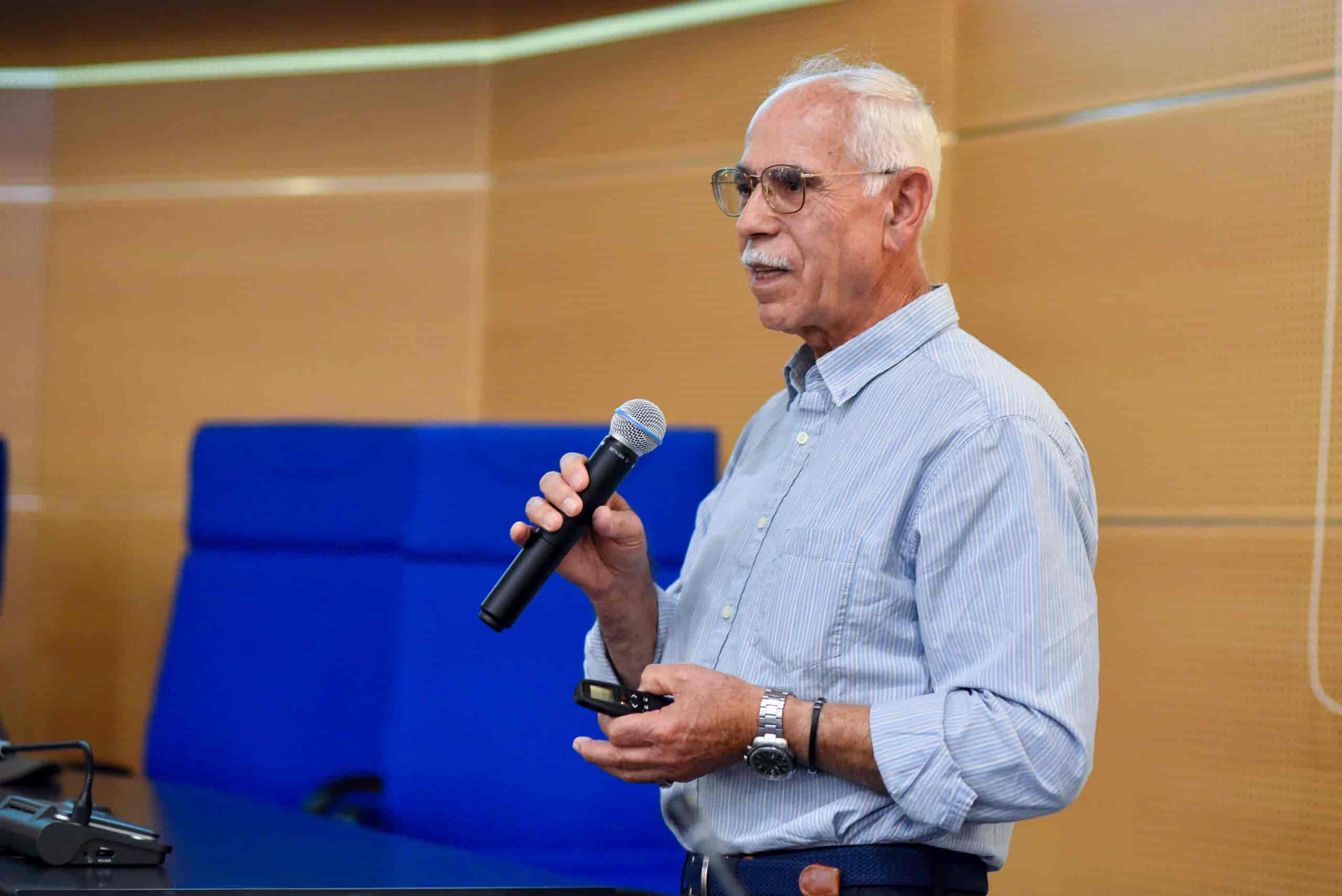 Γενική Διεύθυνση Περιφερειακής Αγροτικής Οικονομίας και Κτηνιατρικής ΘεσσαλίαςΕνημερωτική ημερίδα με θέμα: «Η προσβολή της αμυγδαλιάς από τη φόμοψη»Η Αντιπεριφέρεια Πρωτογενούς Τομέα και Αγροτικής Οικονομίας, σε συνεργασία με τη Γενική Διεύθυνση Περιφερειακής Αγροτικής Οικονομίας και Κτηνιατρικής Περιφέρειας Θεσσαλίας, διοργάνωσε με επιτυχία ενημερωτική ημερίδα με θέμα: «Η προσβολή της αμυγδαλιάς από τη Φόμοψη», την Πέμπτη 17 Ιουλίου, στην αίθουσα του Περιφερειακού Συμβουλίου, στη Λάρισα.Κεντρικός εισηγητής της ημερίδας ήταν ο διακεκριμένος Καθηγητής του Πανεπιστημίου DAVIS Καλιφόρνιας, κ. Θέμης Μιχαηλίδης, ο οποίος ανέλυσε διεξοδικά τη φύση της ασθένειας, τα επιστημονικά δεδομένα και τις δυνατότητες αντιμετώπισης.Στην ημερίδα παρευρέθηκαν και χαιρέτησαν o Θεματικός Αντιπεριφερειάρχης Πρωτογενούς Τομέα και Αγροτικής Οικονομίας, κ. Δημήτρης Τσέτσιλας, ο Γενικός Διευθυντής, κ. Δημήτρης Σταυρίδη, ενώ συμμετείχαν ακόμη οι κ. Αλέξανδρος Παπαχατζής, Καθηγητής στο Τμήμα Γεωπονίας – Αγροτεχνολογίας, Π.Θ., ο κ. Γεώργιος Νάνος, Καθηγητής, Τμήμα Γεωπονίας Φυτικής Παραγωγής και Αγροτικού Περιβάλλοντος, Π.Θ., ο κ. Παναγιώτης Μαδέσης, Επίκουρος Καθηγητής, Π.Θ., ο κ. Ιωάννης Βαγγέλας, Επίκουρος Καθηγητής, Π.Θ., ο κ. Φώτιος Θ. Γραβάνης, Ομότιμος Καθηγητής.Η συμμετοχή παραγωγών της περιοχής ήταν ιδιαίτερα μεγάλη, γεγονός που επιβεβαιώνει το έντονο ενδιαφέρον για την προστασία της καλλιέργειας της αμυγδαλιάς από την ασθένεια της Φόμοψης.
Κατά τη διάρκεια της ημερίδας, συζητήθηκαν κρίσιμα ζητήματα όπως:
Η φυσιολογία και επιδημιολογία της ασθένειας. Η αποτελεσματικότητα και ο συνδυασμός δραστικών ουσιών. Ο κατάλληλος χρόνος επέμβασης.
Η ανθεκτικότητα των διαφόρων ποικιλιών αμυγδαλιάς. Τα προτεινόμενα μέτρα αντιμετώπισης και πρόληψης.
Η ημερίδα συνέβαλε σημαντικά στην ενημέρωση και ευαισθητοποίηση του αγροτικού κόσμου, ενισχύοντας την προσπάθεια για ορθολογική διαχείριση και προστασία της παραγωγής.Η Αντιπεριφέρεια Πρωτογενούς Τομέα και Αγροτικής Οικονομίας και η Γενική Διεύθυνση παραμένουν αφοσιωμένες στη στήριξη του αγροτικού τομέα μέσω της συνεχούς επιμόρφωσης και της ενίσχυσης της συνεργασίας με την επιστημονική κοινότητα.
