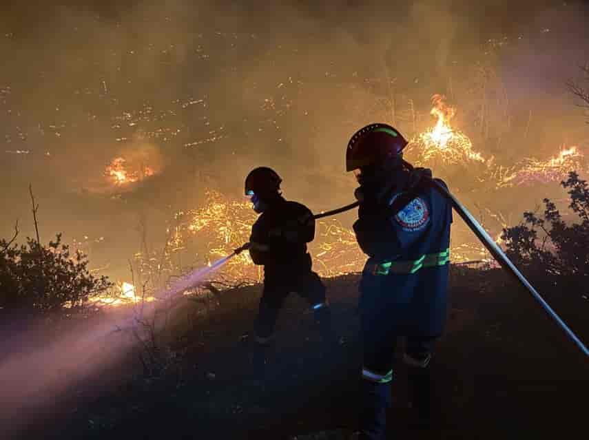μάχη με τις φλόγες σε πολλά μέτωπα