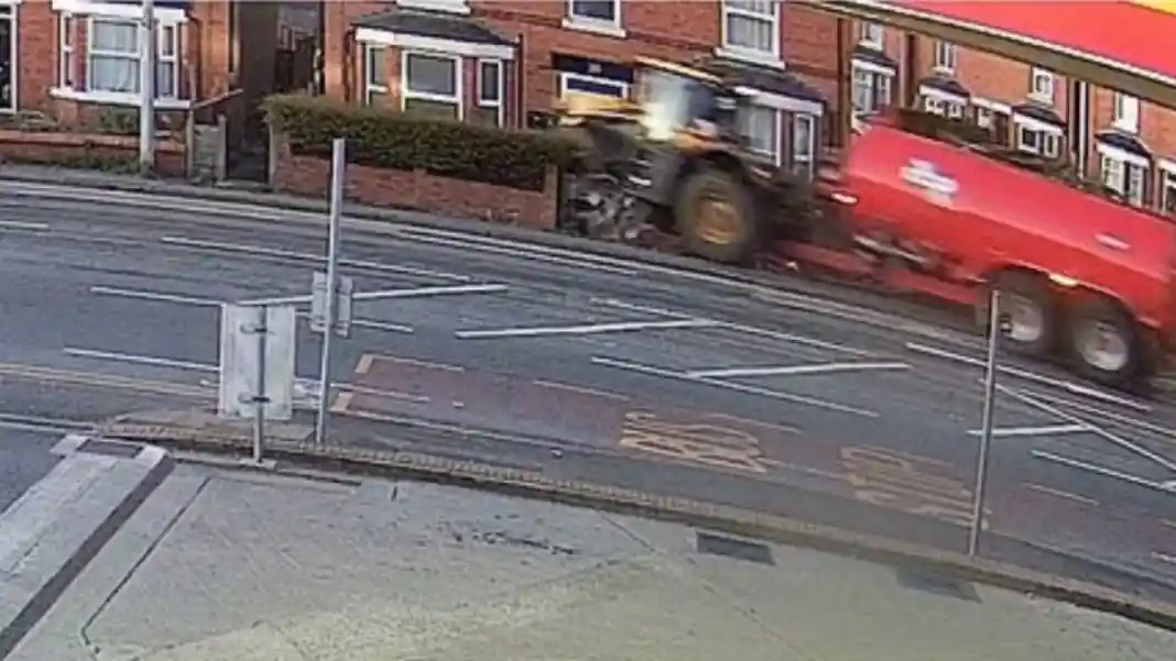 Έπεσε πάνω σε σπίτι με τρακτέρ 31 τόνων