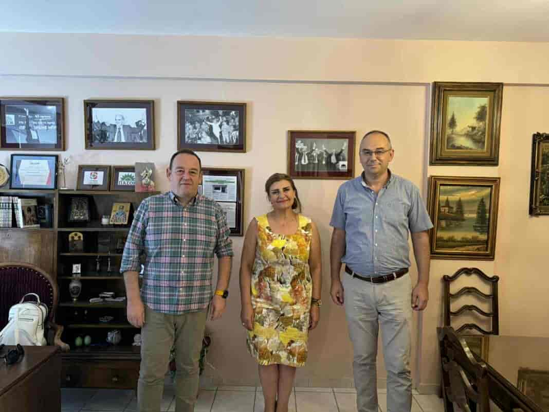 ΕΣΠΕΛ Ε. Λιακούλη με ΕΣΠΕΛ: «Απορίες κι αγωνίες για την κατάργηση της 1ης Στρατιάς» Έκτακτη συνάντηση στο πολιτικό της γραφείο πραγματοποίησε η Τομεάρχης Δικαιοσύνης, Θεσμών & Διαφάνειας του ΠΑΣΟΚ-ΚΙΝΑΛ και βουλευτής Λάρισας, Ευαγγελία Λιακούλη, με το προεδρείο της Ένωσης Στρατιωτικών Περιφερειακής Ενότητας Λάρισας – ΕΣΠΕΛ, σε σχέση με το κρίσιμο ζήτημα του κλεισίματος της 1ης ΣΤΡΑΤΙΑΣ/EU-OHQ, στο πλαίσιο της αναδιοργάνωσης της δομής των Ενόπλων Δυνάμεων, αλλά και τις συνέπειες που η συγκεκριμένη πολιτική έχει για τα στελέχη, όπως και για την ίδια την πόλη της Λάρισας. Οι εκπρόσωποι της ΕΣΠΕΛ που παραβρέθηκαν στη συνάντηση με την Ευαγγελία Λιακούλη, ο πρόεδρος της Ένωσης κ. ΠέτροςΜούστος, Συνταγματάρχης (ΔΒ), ο γενικός γραμματέας κ. Ευάγγελος Τσόγκας, Ταγματάρχης (ΔΒ., τόνισαν τον αιφνιδιασμό όλων από την απόφαση κλεισίματος της 1ης Στρατιάς και τις συνακόλουθες έντονες ανησυχίες. Ειδικότερα συζητήθηκε μεταξύ των μερών, η ανασφάλεια στην οποία έχει περιέλθει η συντριπτική πλειοψηφία των μελών της ΕΣΠΕΛ , μετά τις σχετικές δημόσιες ανακοινώσεις για την παύση λειτουργίας του ανωτέρω σχηματισμού, ενώ επεσήμαναν πως χωρίς καμία διάθεση αμφισβήτησης της ίδιας της απόφασης από την πλευρά της στρατιωτικής και πολιτικής ηγεσίας του στρατεύματος, διαπίστωσαν ‘’έλλειψη επίσημης πληροφόρησης και χρονοδιαγράμματος, που αυτονόητα δημιούργησαν κλίμα έντονης αβεβαιότητας, το οποίο επιβαρύνει περαιτέρω τις οικογένειες των στελεχών, πλήττοντας το ηθικό τους’’. Οι δε, βασικοί προβληματισμοί των εκπροσώπων της ΕΣΠΕΛ, σε σχέση με την επίμαχη απόφαση, αφορούν πολύ συγκεκριμένα ζητήματα, όπως τη ριζική ανατροπή των οικογενειακών και των επαγγελματικών τους προγραμματισμών, όπως π.χ. η ενοικίαση των ήδη πανάκριβων και δυσεύρετων οικιών στις νέες περιοχές που θα κληθούν να προσφέρουν τις υπηρεσίες τους, εξειδικευμέναθέματα υγείας ή άλλων οικογενειακών ζητημάτων που αναγκάζουν ορισμένα μέλη της να παραμείνουν στην περιοχή με τρόπο ανελαστικό, ή η ξαφνική μετακίνηση των παιδιών τους σε άλλουςτόπους, σχολεία κλπ. Ειδικά για το τελευταίο ζήτημα, ιδιαίτερα έντονος ήταν ο προβληματισμός για τις μετακινήσεις οικογενειών που έχουν παιδιά στη Β’ και Γ’ Λυκείου και -εκ των πραγμάτων- η όποια αλλαγή περιβάλλοντος αυτονόητα θα έχει αντίκτυπο και στηνκρίσιμη για το μέλλον τους προετοιμασία για τις Πανελλαδικέςεξετάσεις. Επιπλέον, η Ένωση έθεσε και τους προβληματισμούς της, σε σχέση με το αβέβαιο πλέον μέλλον της γενικότερης στρατιωτικής παρουσίας στη Λάρισα, αφού όπως τονίστηκε «η έλλειψη επίσημης ενημέρωσης σχετικά με τις μονάδες ή διοικήσεις που θα παραμείνουν ή θα απομακρυνθούν από την περιοχή, ενισχύει το κλίμα ανασφάλειας μεταξύ των στελεχών». Από την πλευρά της και στο πλαίσιο της όλης συζήτησης με τα μέλη της ΕΣΠΕΛ, η Ευαγγελία Λιακούλη επεσήμανε τα εξής: «Η αναδιοργάνωση των Ενόπλων Δυνάμεων αποτελεί αδήριτη ανάγκη και ζωτικό για την Ελλάδα ζήτημα, από τη στιγμή που ως χώρα δε μπορούμε να επιμείνουμε σε πεπαλαιωμένα δόγματα και ατελέσφορες αμυντικές πολιτικές, όταν η Τουρκία εξακολουθεί να πιέζει ασφυκτικά σε όλα τα μέτωπα και κάθε ημέρα που περνάει γίνεται πιο επιθετική, πιο πιεστική, πιο ‘’αναθεωρητική’’ ως προς τα όσα επιδιώκει σε βάρος μας. Αυτή η διαπίστωση, ωστόσο, δεν αποτελεί ‘’άλλοθι’’ για πλημμελή διάλογο και ενημέρωση, αλλά και τις ανεπαρκείς προβλέψεις της πολιτικής ηγεσίας του υπουργείου Εθνικής Άμυνας, σε ό,τι αφορά τα πιεστικά και απολύτως υπαρκτά προβλήματα που απαρτίζουν την καθημερινότητα των στελεχών που υπηρετούν στη Λάρισα και τη Θεσσαλία. Το πιο πολύτιμο ‘’υλικό’’ της αμυντικής μας θωράκισης είναι το έμψυχο -οι άντρες και οι γυναίκες των Ενόπλων Δυνάμεών μας. Όσο η κυβέρνηση και το αρμόδιο υπουργείο τους αντιμετωπίζει ως ‘’περίπου δεδομένους’’, αυτοί δεν θα είναι, όπως άλλωστε φάνηκε για μία ακόμη χρονιά από τα αποτελέσματα των Πανελληνίων Εξετάσεων και το μειωμένο αριθμό μαθητών και μαθητριών που τελικά εισάγονται στις παραγωγικές σχολές. Όχι τυχαία, οι νέοι και οι νέες δεν βρίσκουν πλέον ‘’θελκτικές’’ τις στρατιωτικές σχολές. Οικονομικά ζητήματα, ζητήματα εξέλιξης και επαγγελματικού κύρους αποστερούν τις Ένοπλες Δυνάμεις μας από Ανθρώπους που αγαπούν έμπρακτα την Πατρίδα και θα μπορούσαν να προσφέρουν πολλά σε αυτή. Ειδικά σε σχέση με τα απολύτως κρίσιμα ζητήματα που μου έθεσε το προεδρείο της ΕΣΠΕΛ, προφανώς και όπως πράττω πάντα, θα προβώ άμεσα σε κοινοβουλευτικό έλεγχο προς τον υπουργό Εθνικής Άμυνας, προκειμένου να λάβω σαφείς δεσμεύσεις και απαντήσεις από την πλευρά του. Περαιτέρω, το κλείσιμο της 1ης στρατιάς χωρίς καμία προγενέστερη γνωστοποίηση, χωρίς την τήρηση χρονοδιαγράμματος, χωρίς ενημέρωση για το τι θα γίνει με τις δομές που συνυπάρχουν - όπως το Στρατιωτικό Νοσοκομείο Λάρισας, εγείρουν μεγάλες αγωνίες και ερωτήματα που μένουν ακόμη αναπάντητα…».